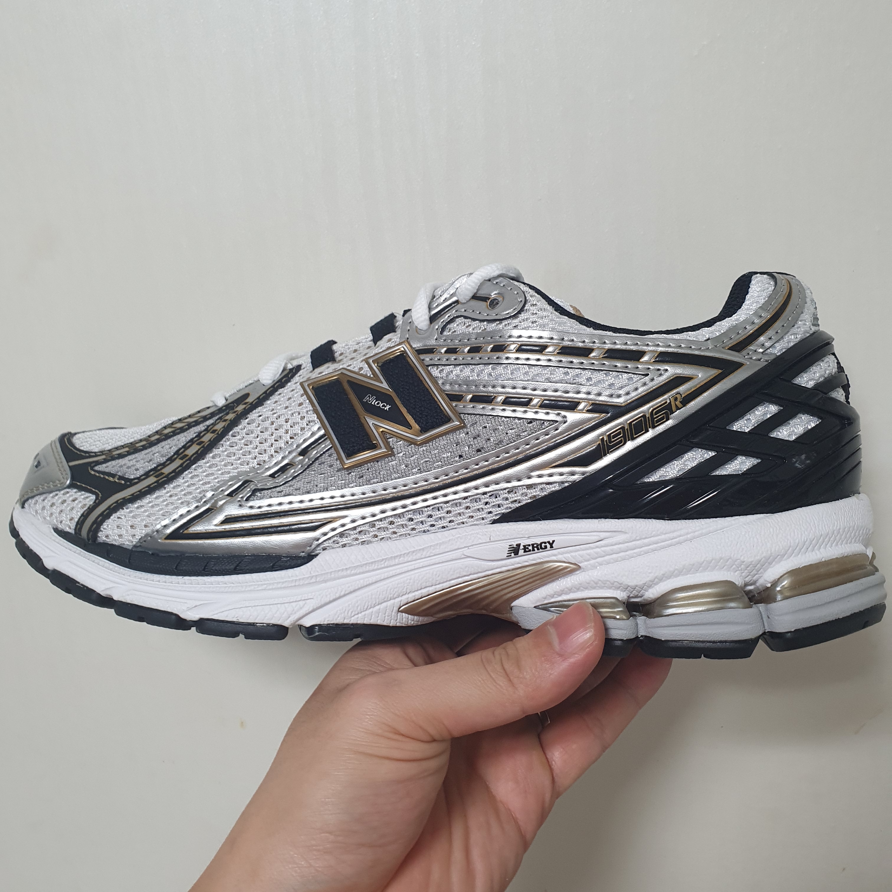 New Balance 1906R White Gold 착용 스타일 - 2