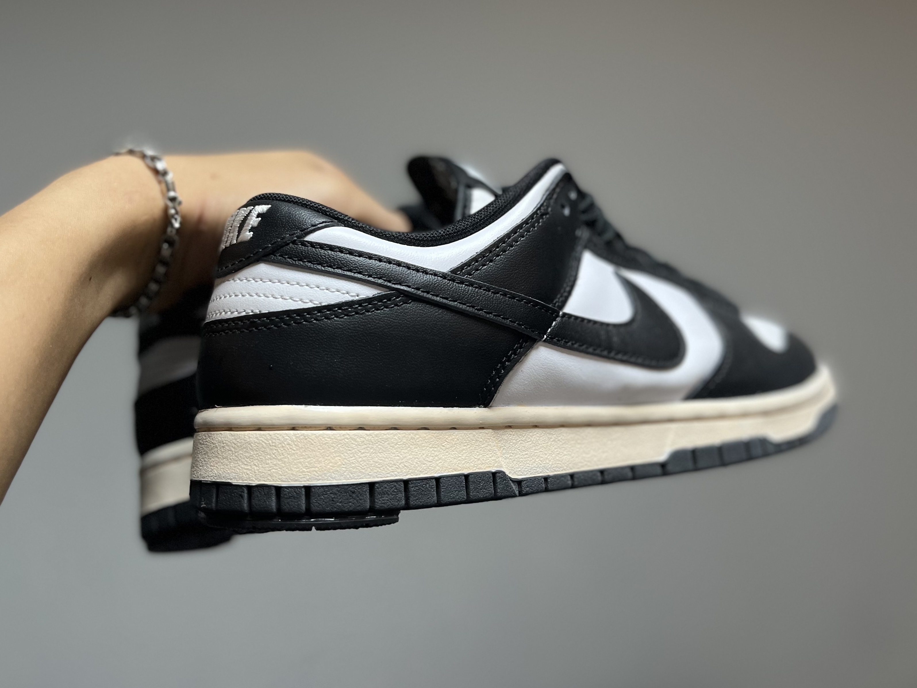 Jordan 1 Retro Low OG Black and Dark Powder Blue 착용 스타일 - 3