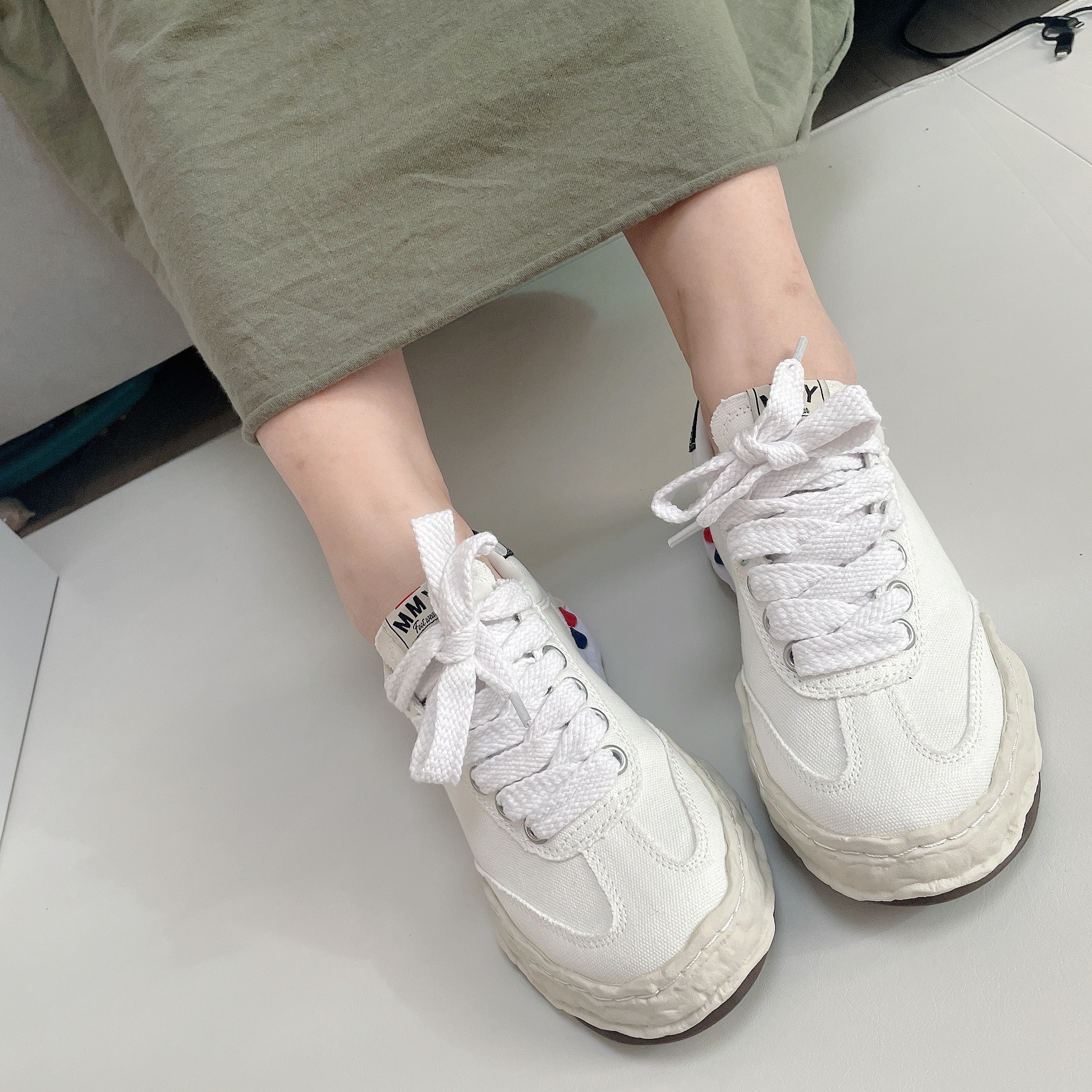 Maison Mihara Yasuhiro Herbie OG Sole Canvas Low-top Sneakers White 착용 스타일 - 2