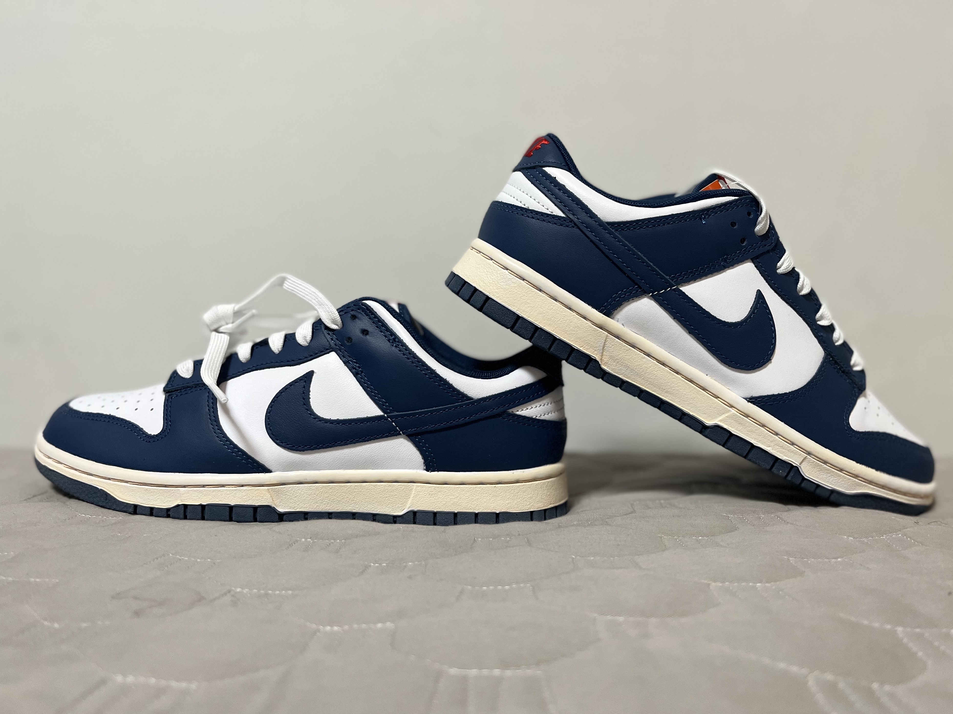 Jordan 1 Retro Low OG Black and Dark Powder Blue 착용 스타일 - 2