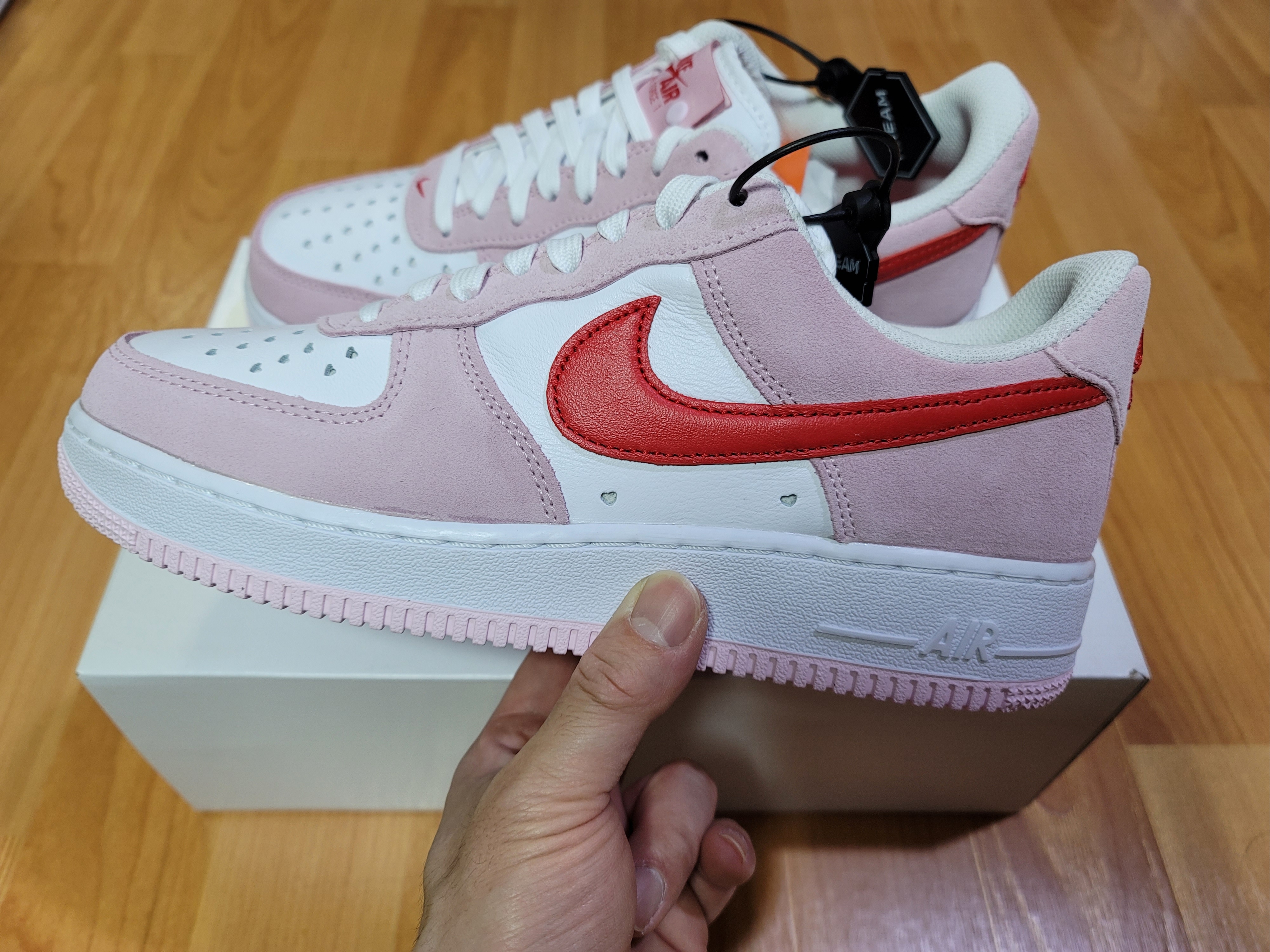 Nike Air Force 1 '07 QS Valentine's Day 착용 스타일 - 2