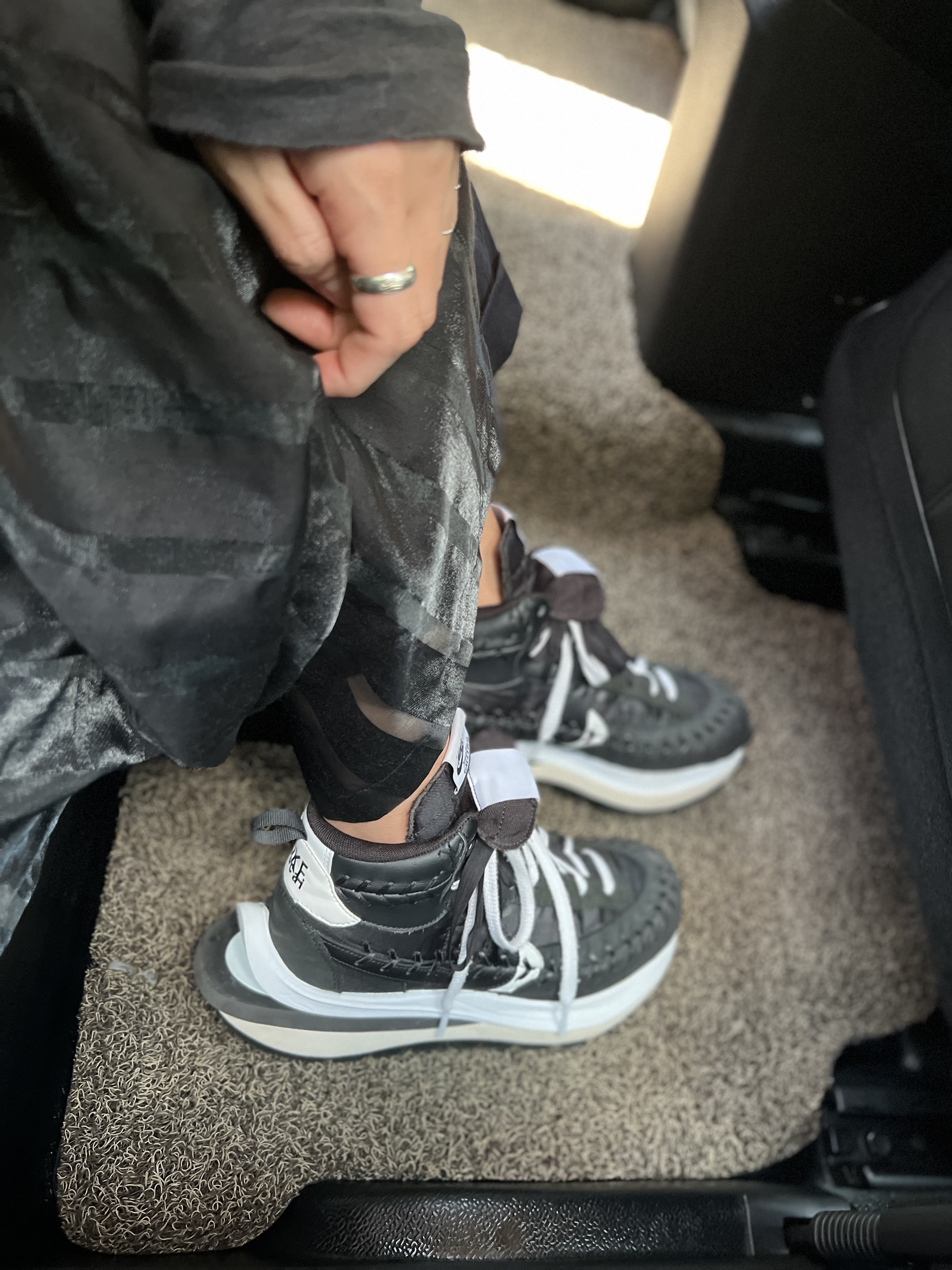 Nike x Sacai x Jean Paul Gaultier VaporWaffle Black White 착용 스타일 - 1