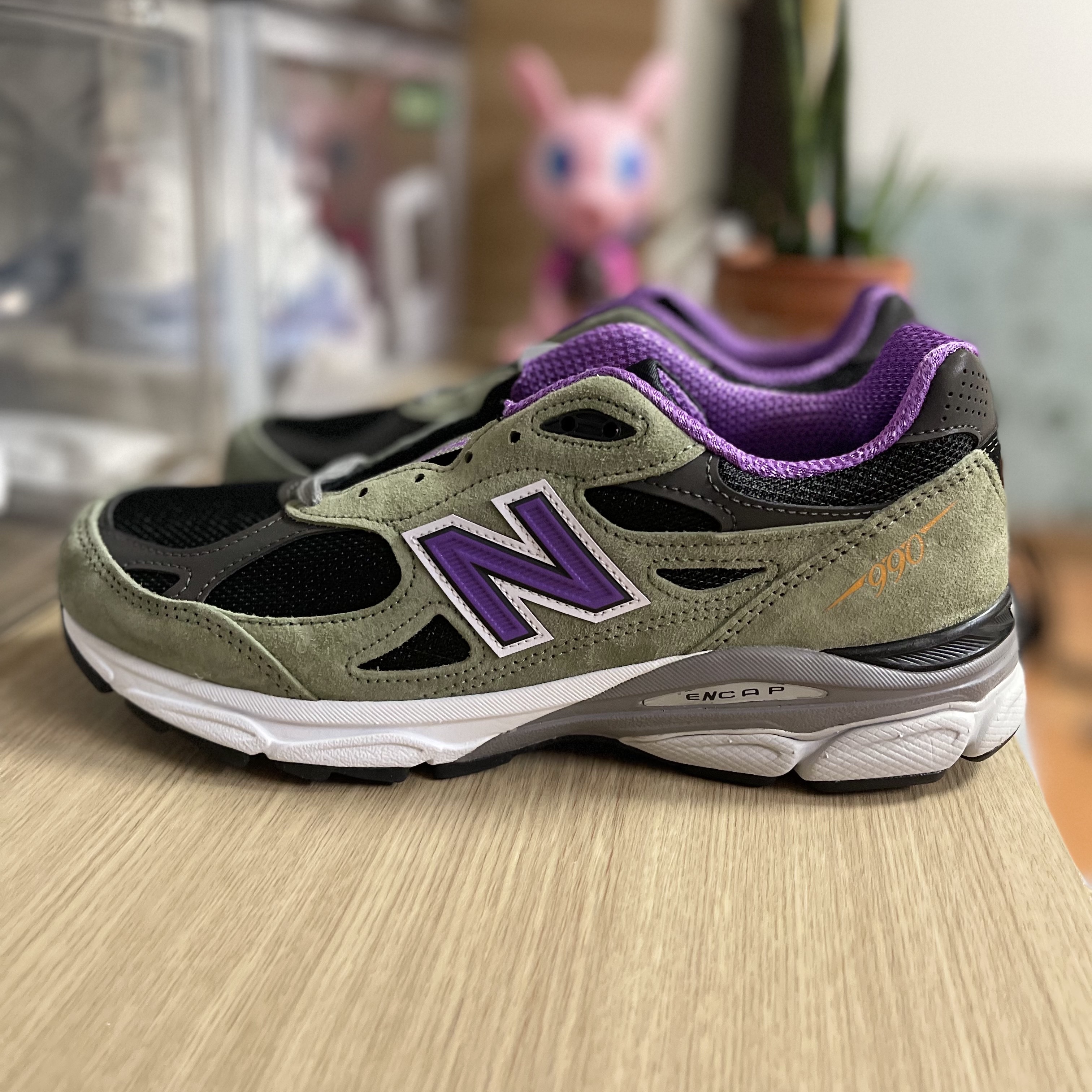 New Balance 990v3 Made in USA Olive Leaf Black 착용 스타일 - 2