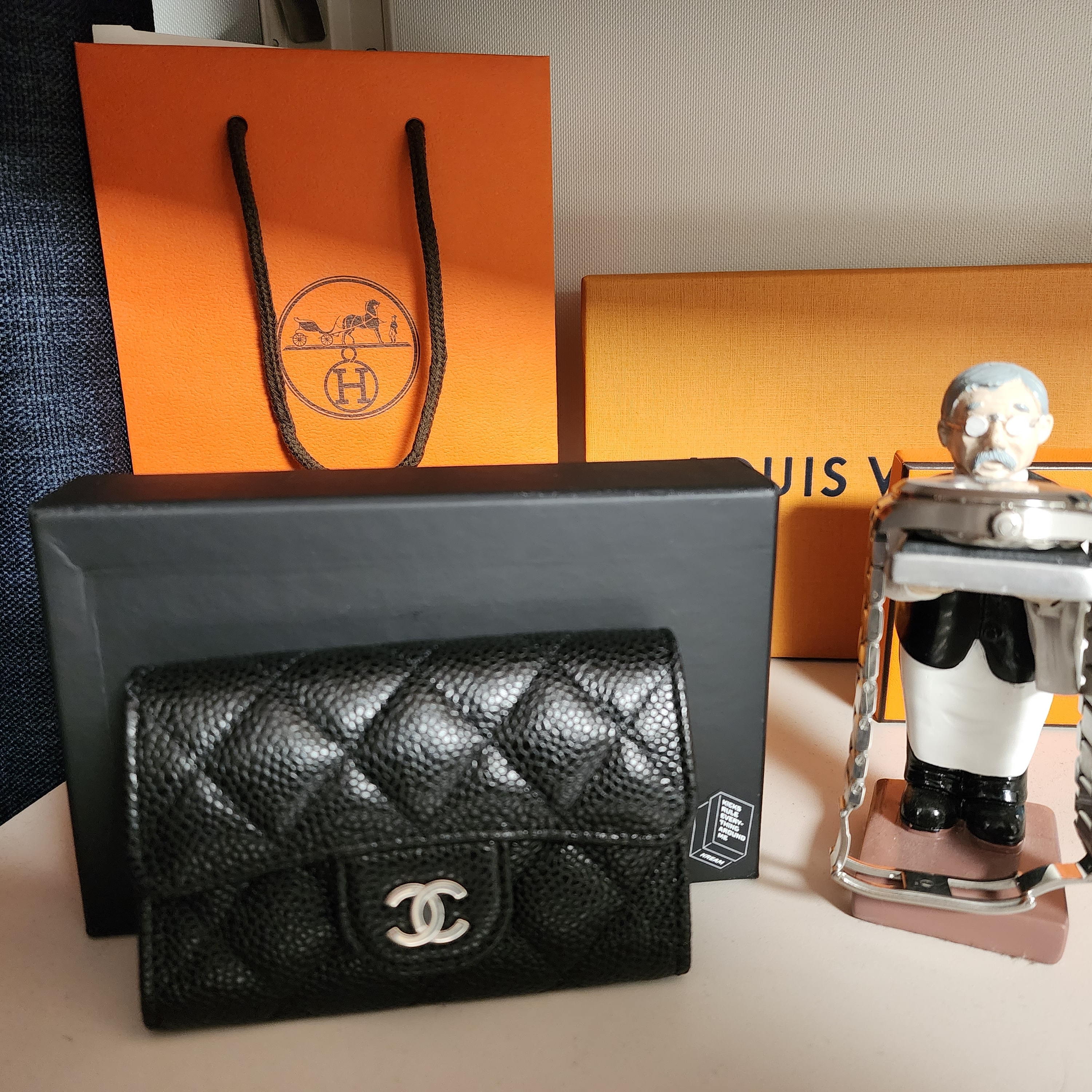 Chanel Classic Card Holder Grained Calfskin & Silver Black 착용 스타일