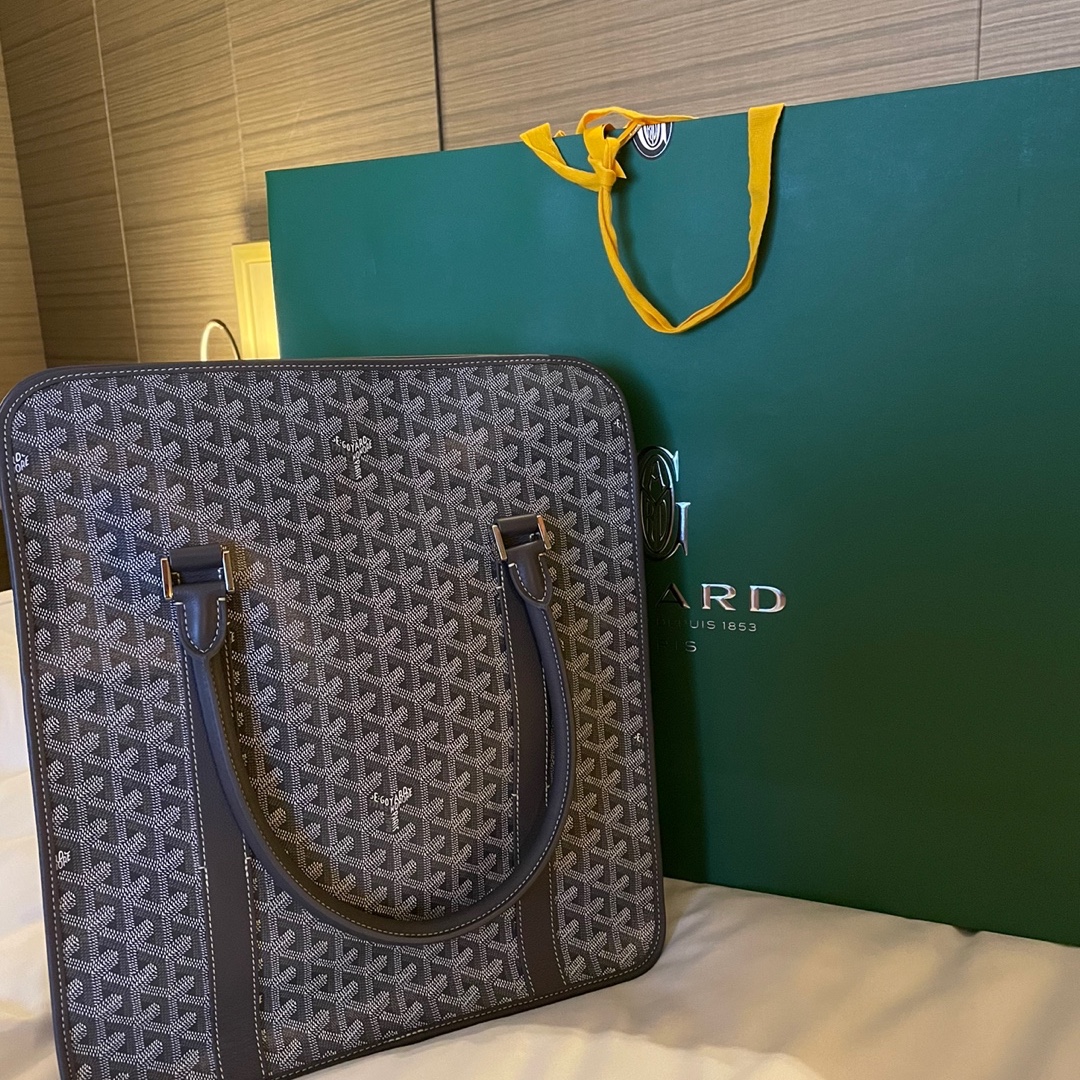 Goyard Bourgogne Bag Grey 착용 스타일