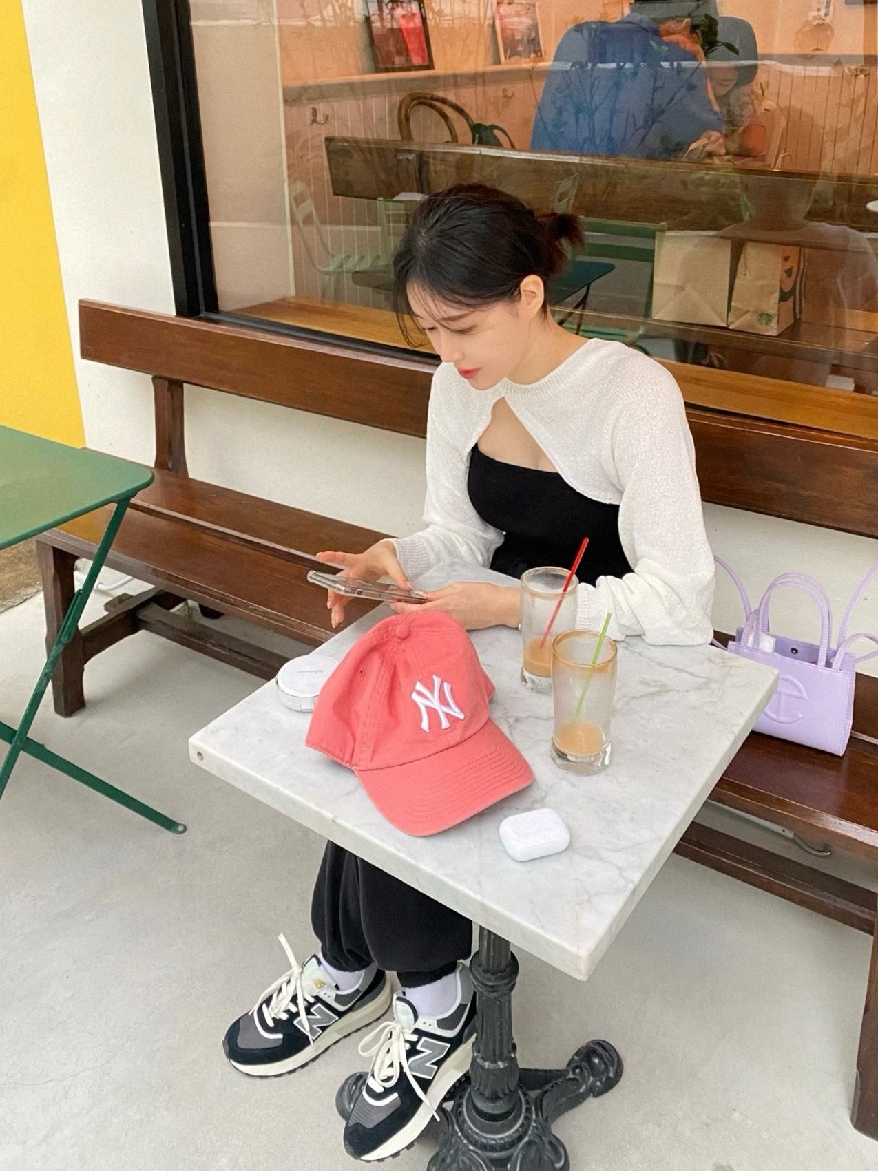 Telfar Small Shopping Bag Lavender, New Balance 574 Legacy Black 착용 스타일