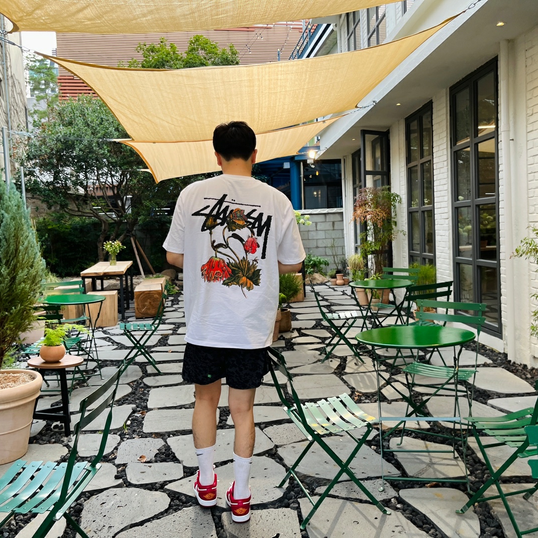 Jordan 1 Low Cardinal Red, Stussy Withered Flower T-Shirt White 착용 스타일