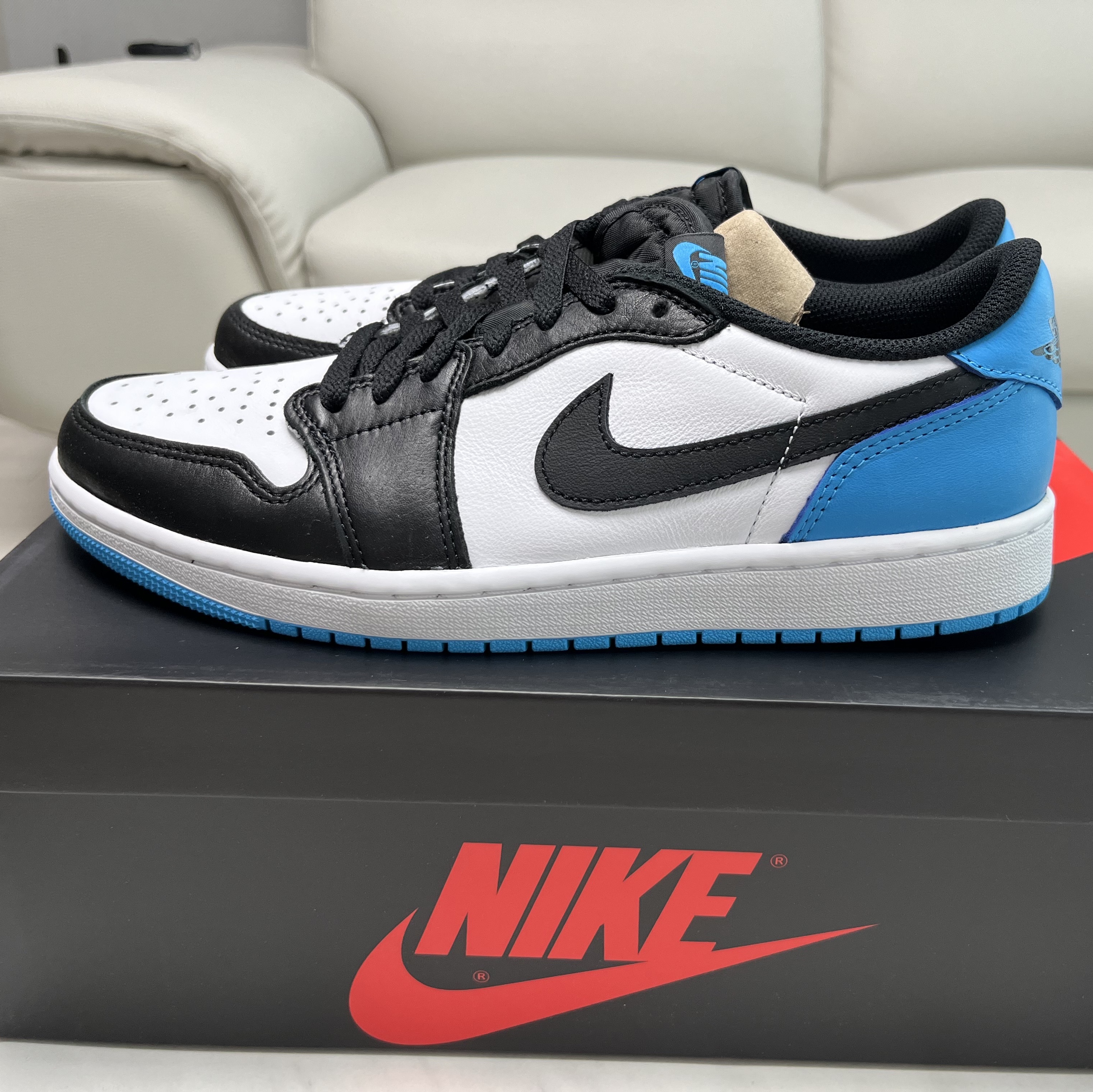 Jordan 1 Retro Low OG Black and Dark Powder Blue 착용 스타일 - 3