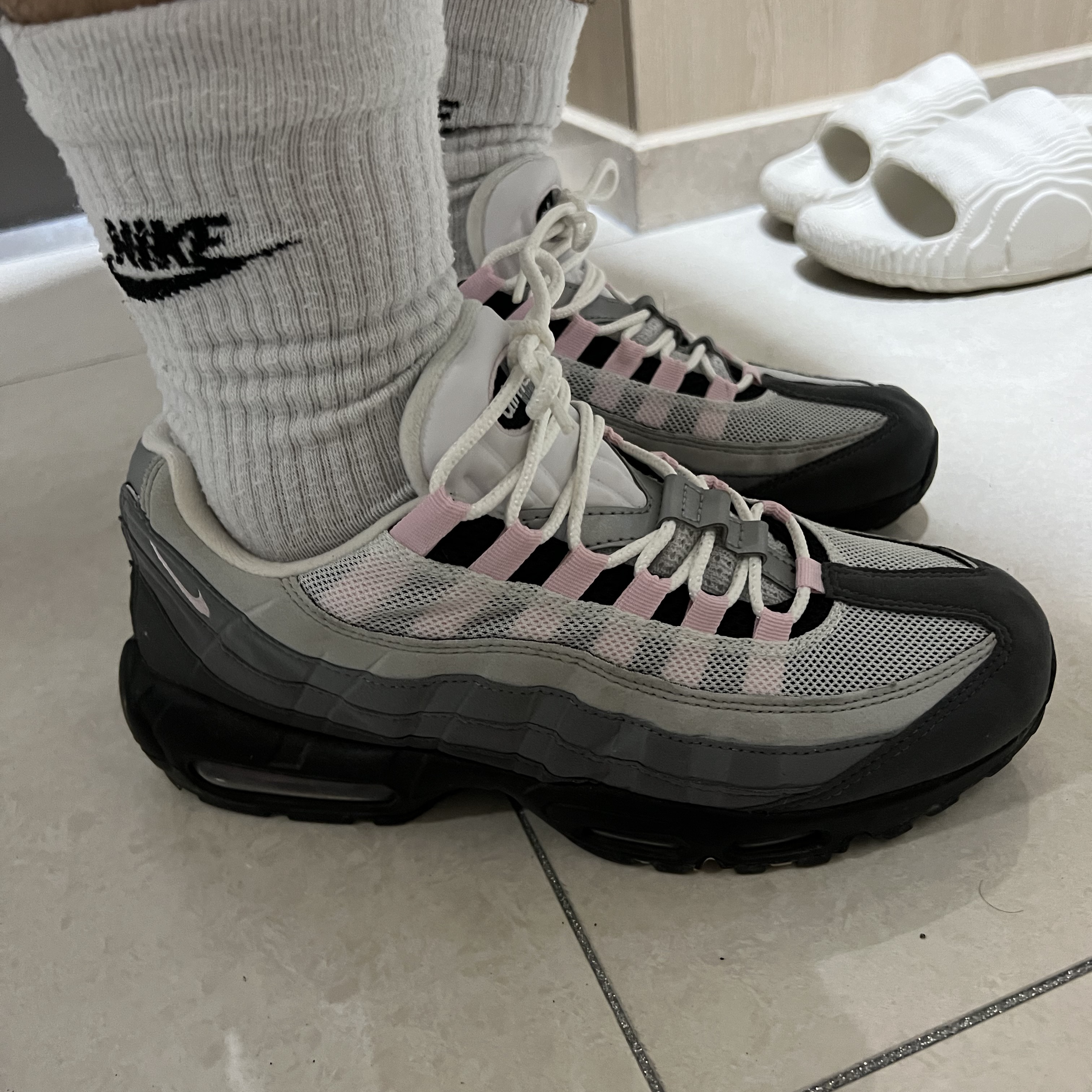 Nike Air Max 95 Gunsmoke Pink Foam 착용 스타일 - 3