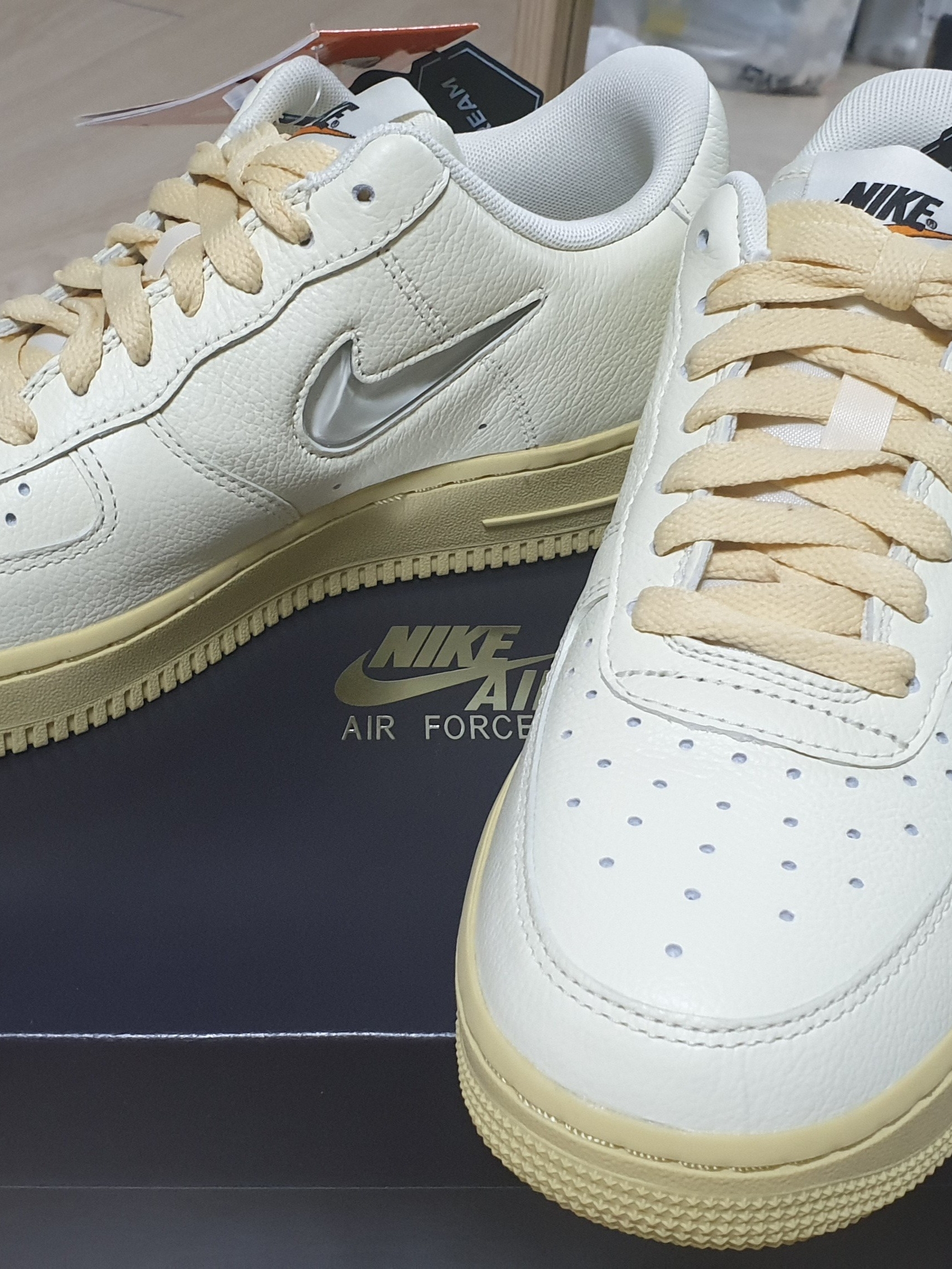(W) Nike Air Force 1 '07 LX Coconut Milk and Lemon Wash 착용 스타일 - 3