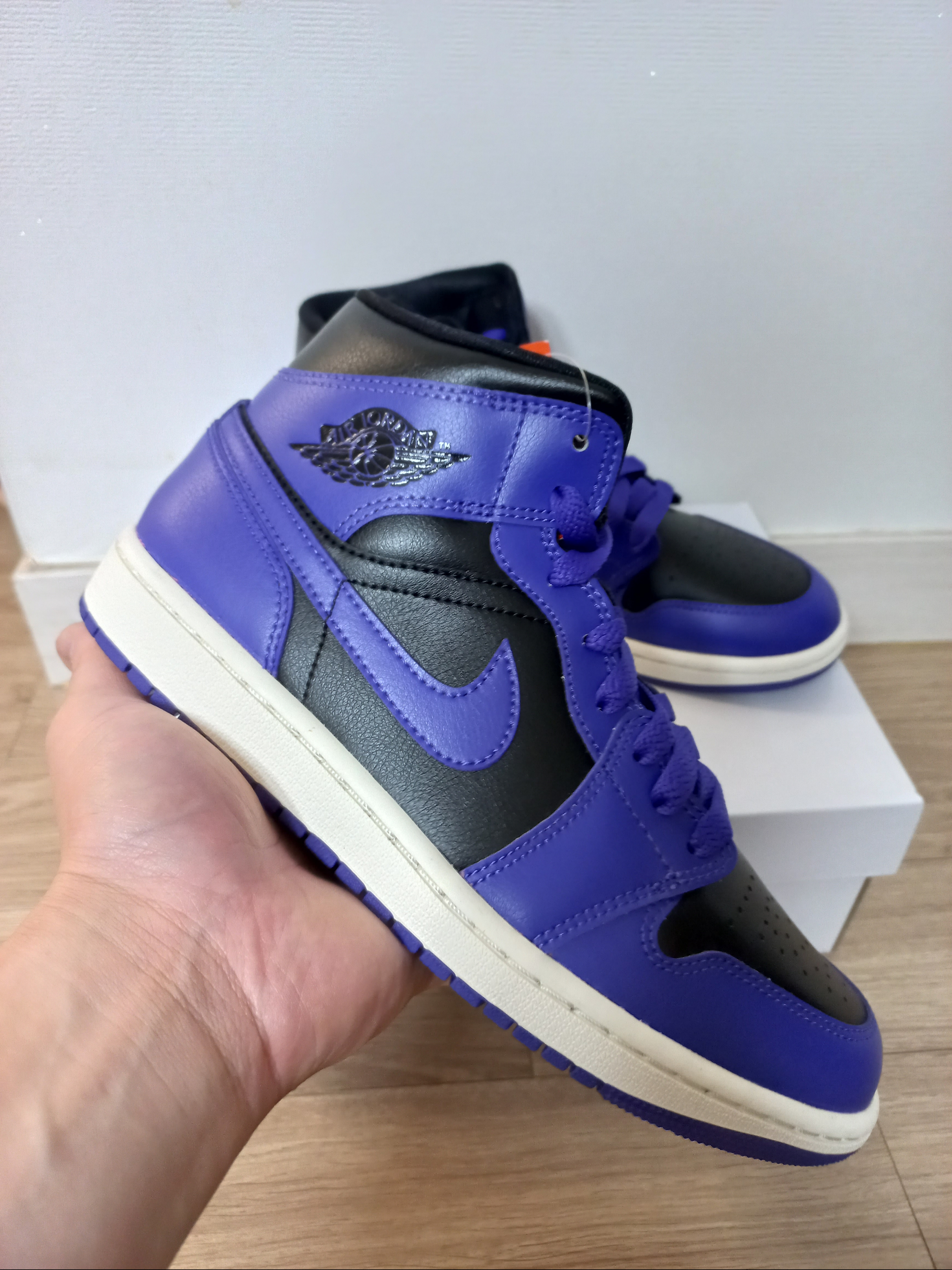 Jordan 1 Mid Black Dark Concord 착용 스타일 - 1