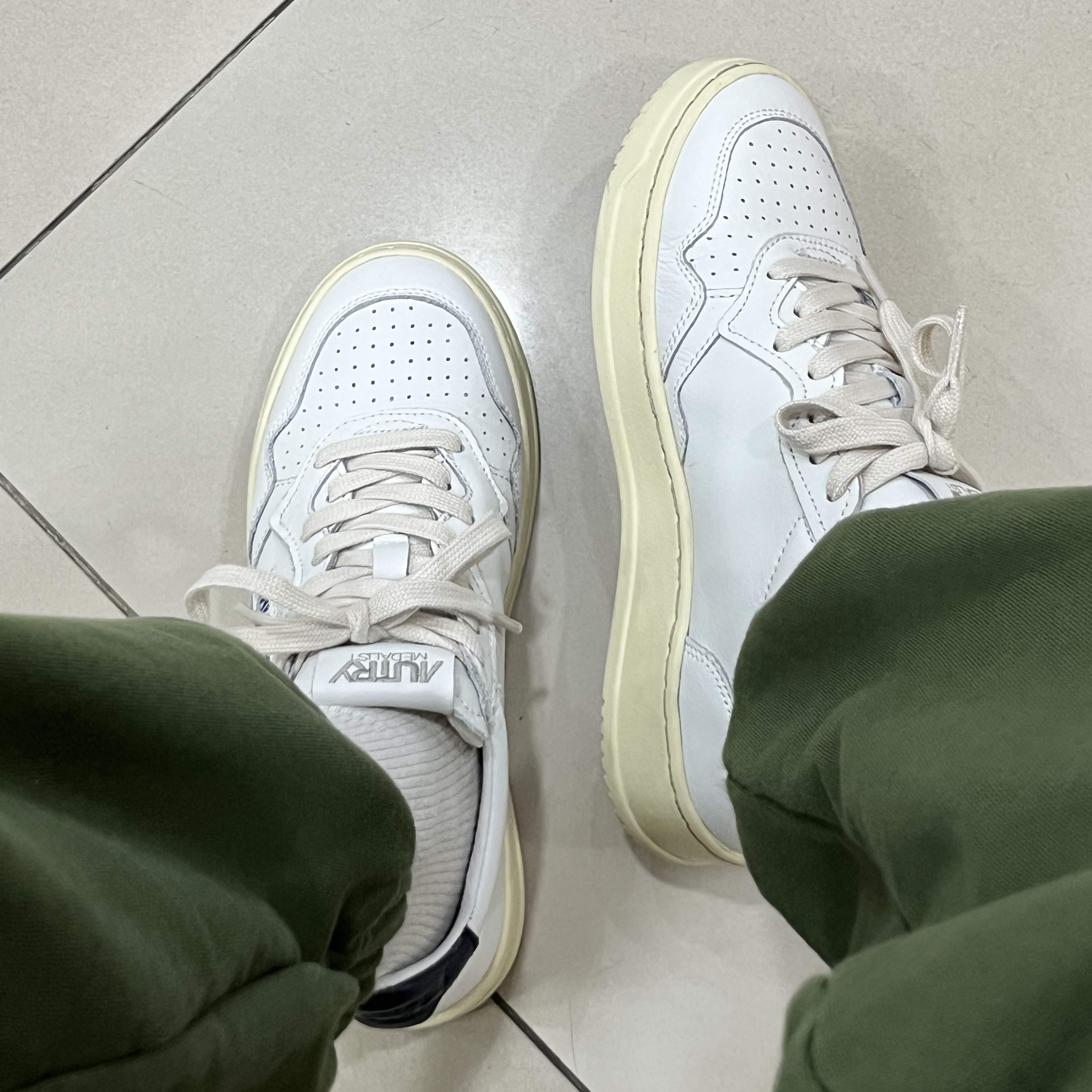(W) Autry Medalist Low Leather Sneakers White Blue 착용 스타일