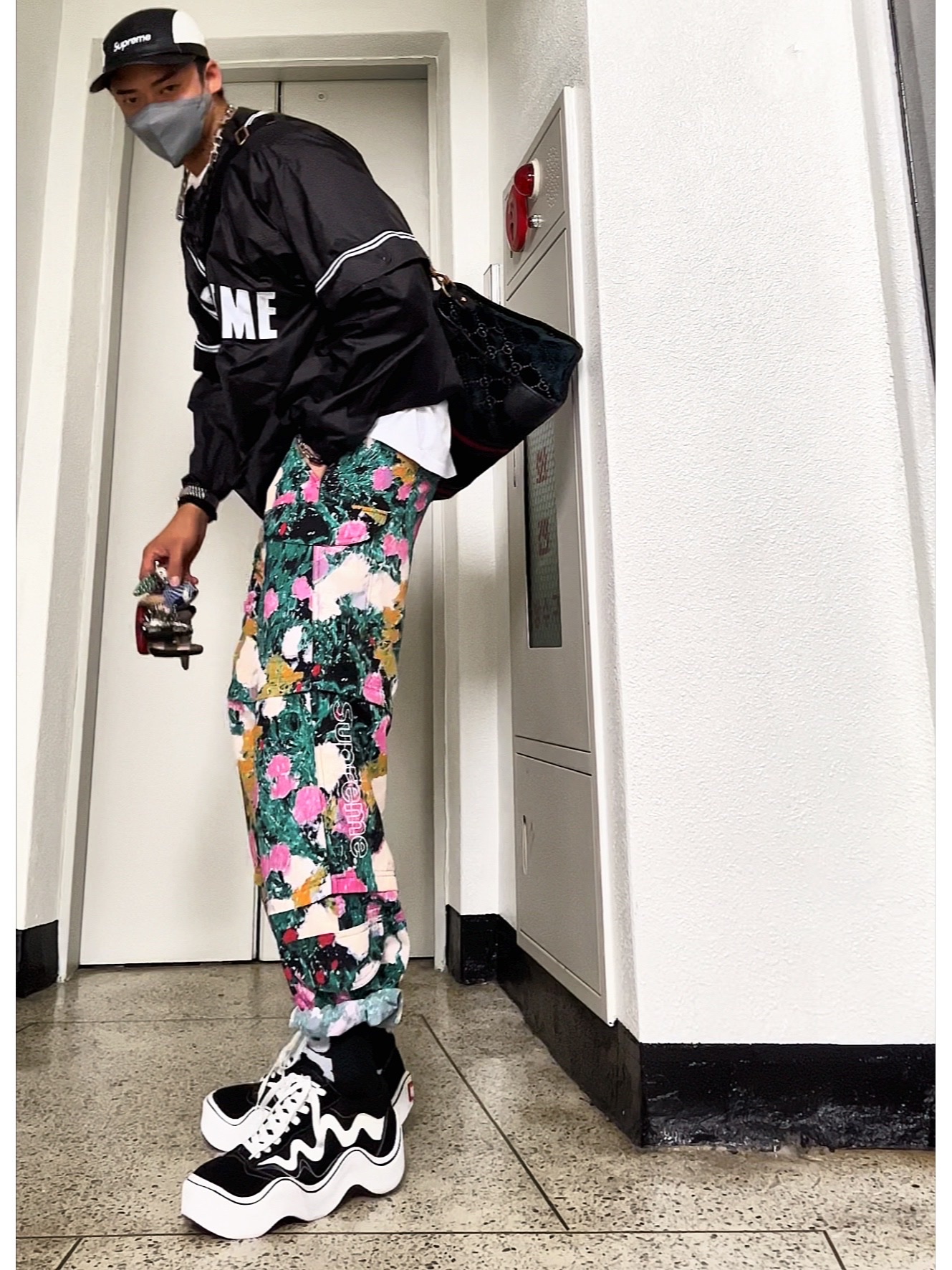 Supreme Snap-Off Sleeve L/S Baseball Top Black - 22SS, Supreme x The North Face Bandana T-Shirt White - 22SS 착용 스타일 - 2