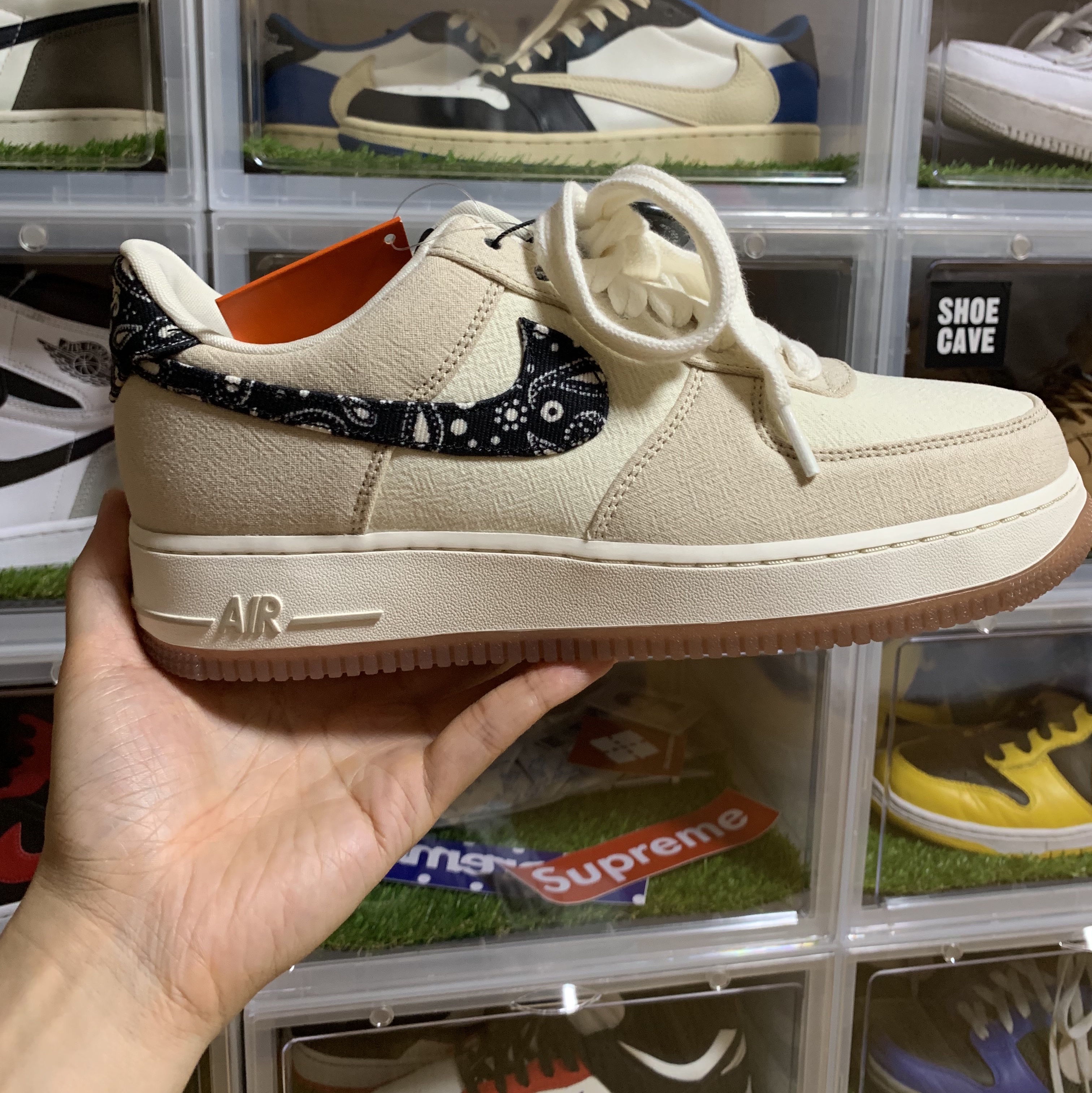 Nike Air Force 1 '07 LV8 Paisley Swoosh 착용 스타일