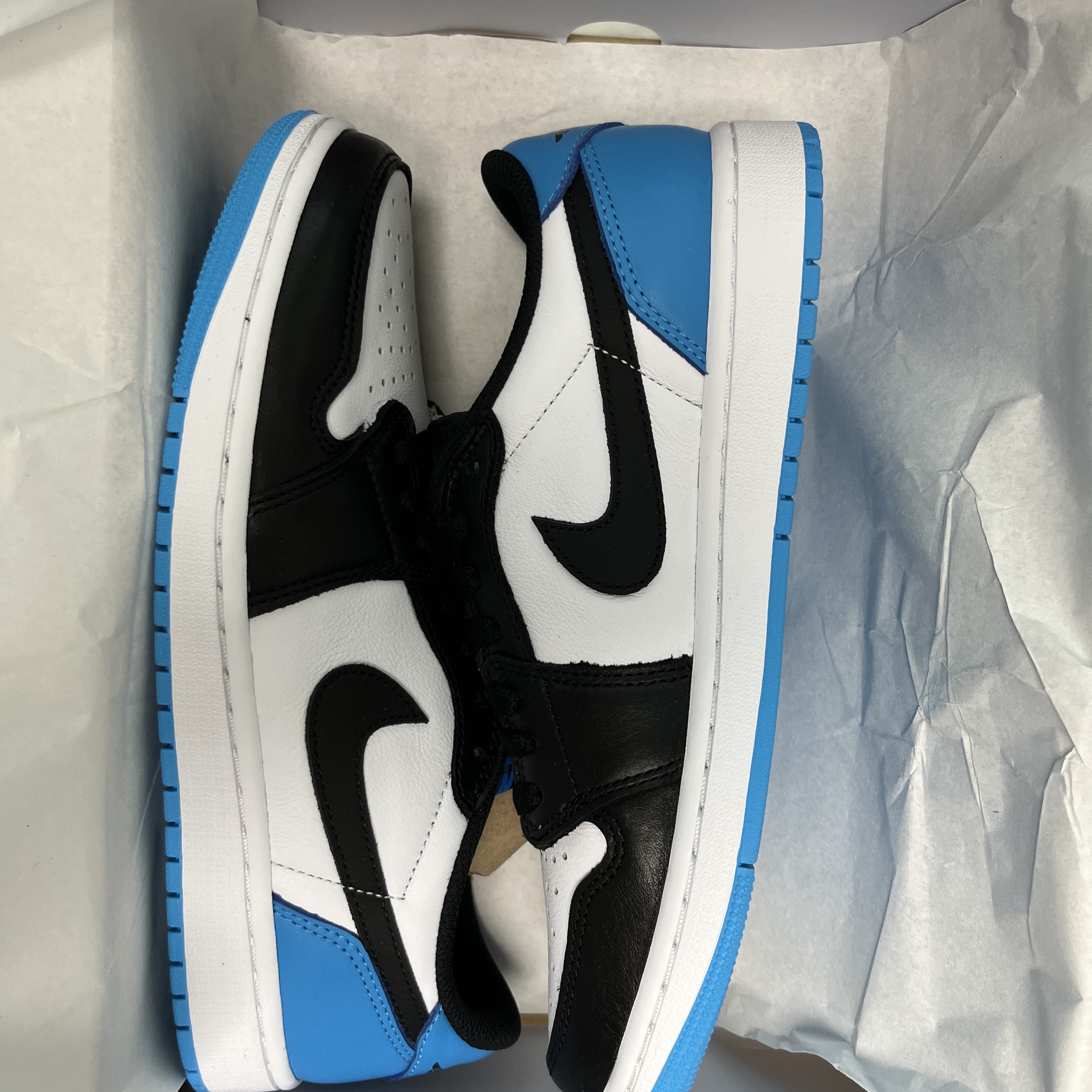 Jordan 1 Retro Low OG Black and Dark Powder Blue 착용 스타일 - 2