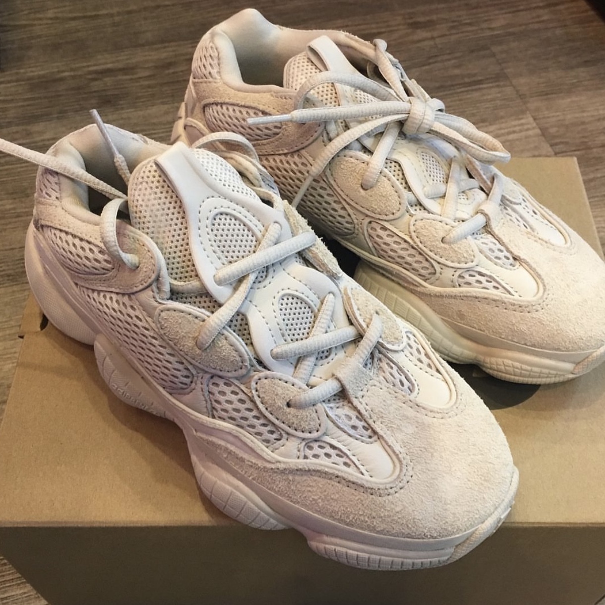 Adidas Yeezy 500 Blush 2018 착용 스타일