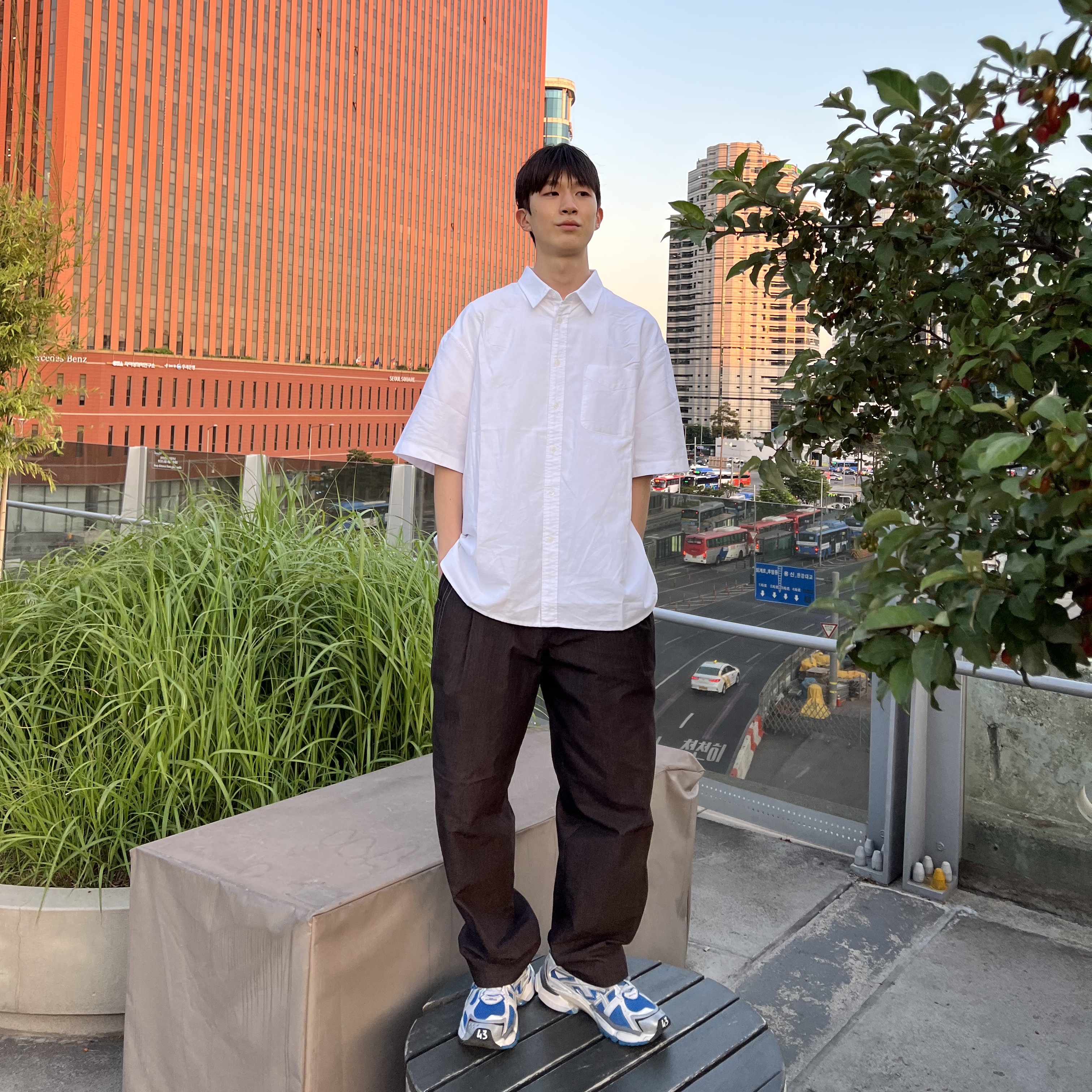 Balenciaga Runner Sneakers Blue White 착용 스타일 - 1