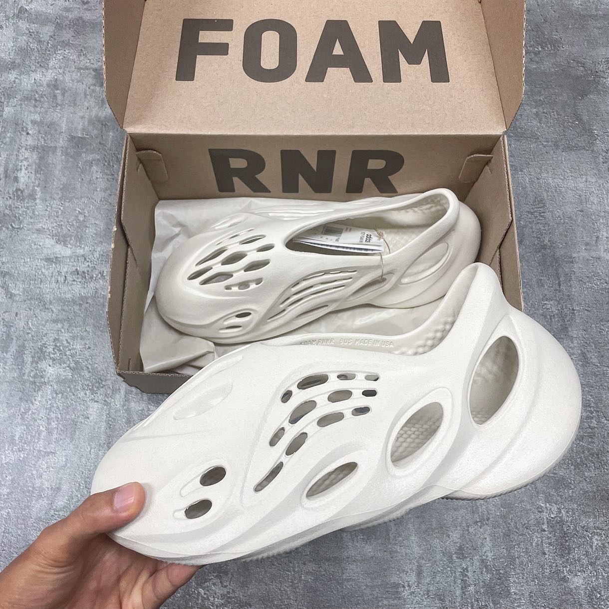 Adidas Yeezy Foam RNNR Sand 착용 스타일 - 5