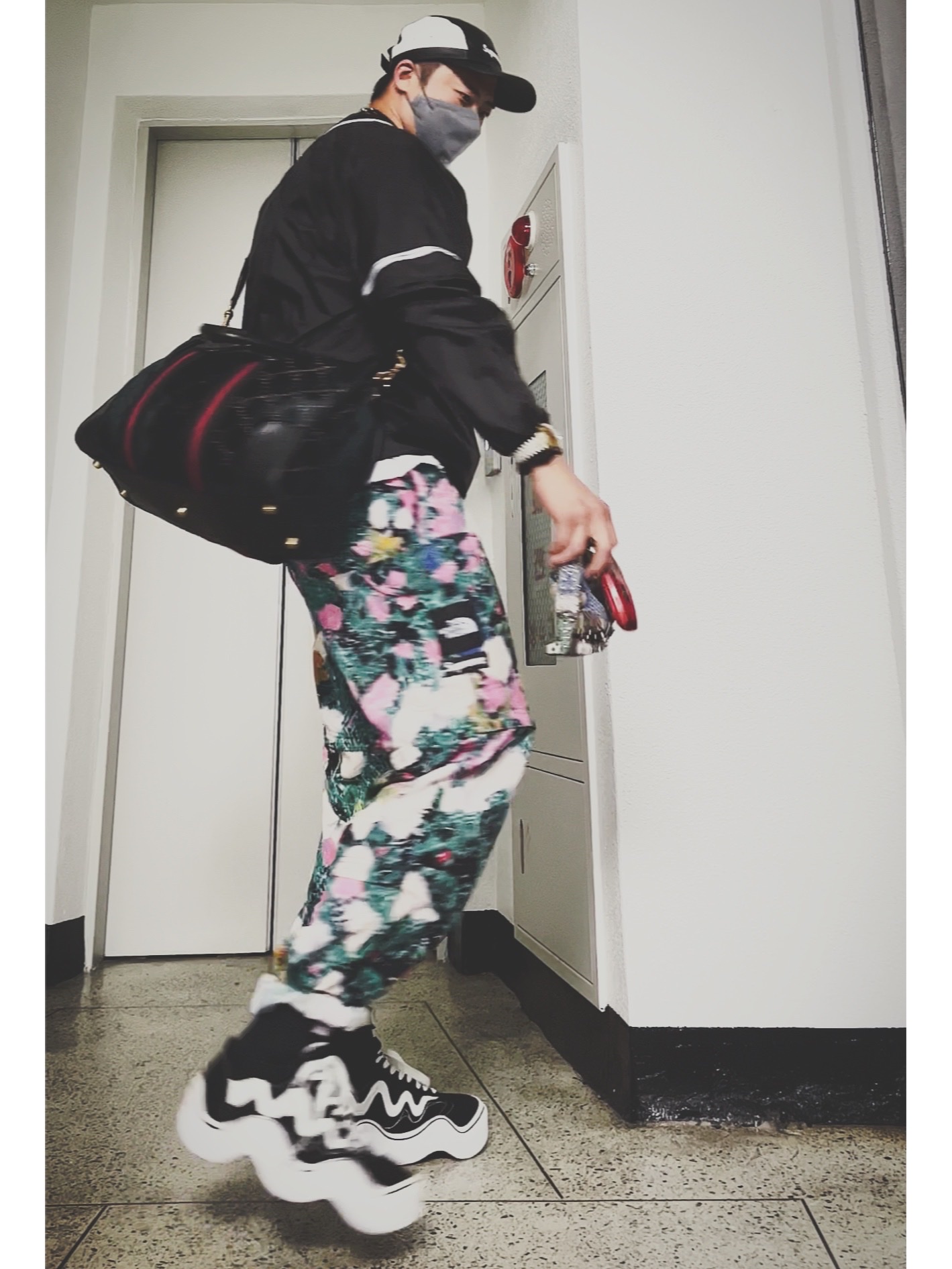 Supreme Snap-Off Sleeve L/S Baseball Top Black - 22SS, Supreme x The North Face Bandana T-Shirt White - 22SS 착용 스타일 - 1