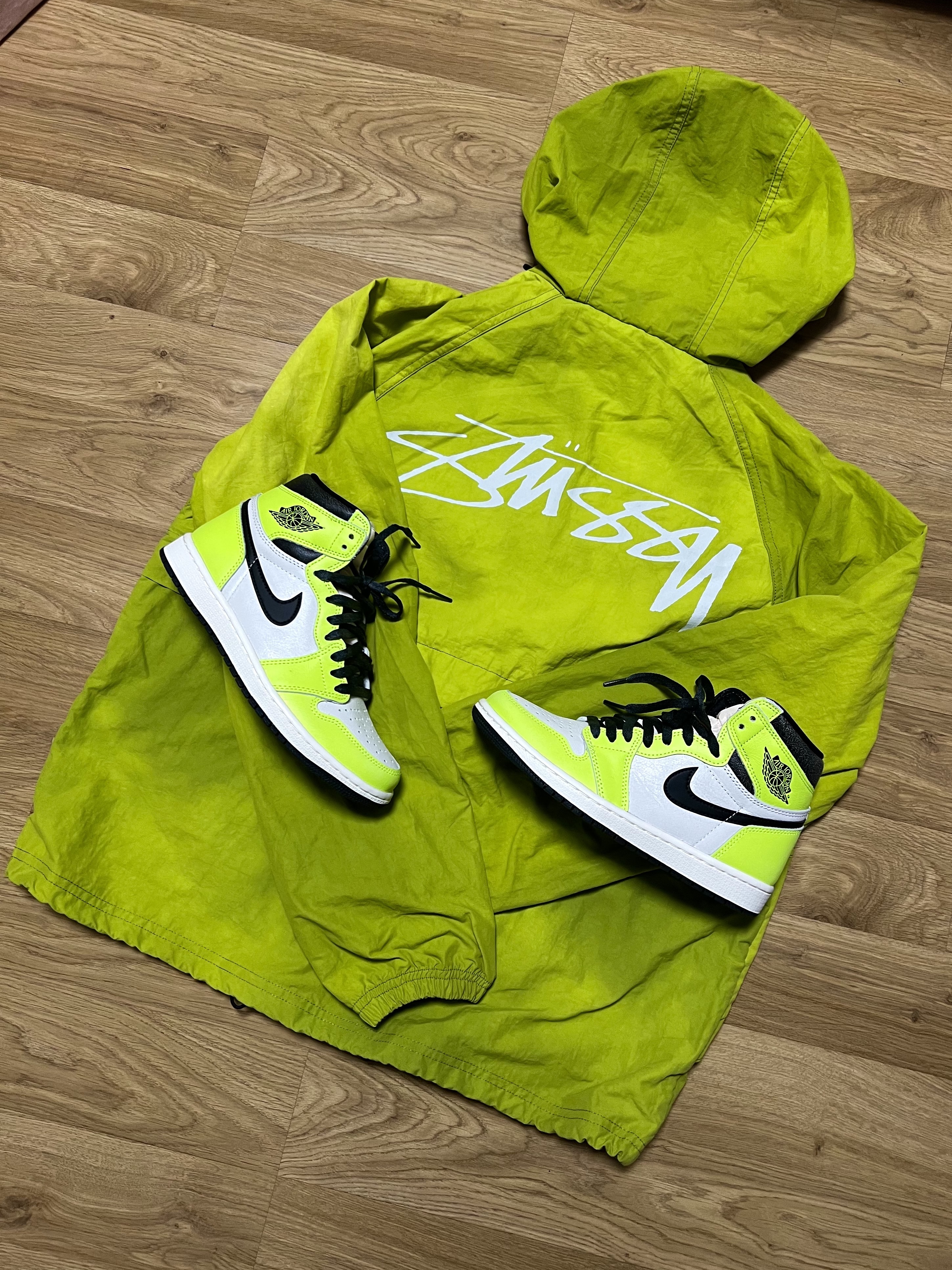 Stussy Wave Dye Beach Shell Jacket Slime, Jordan 1 Retro High OG Volt 착용 스타일