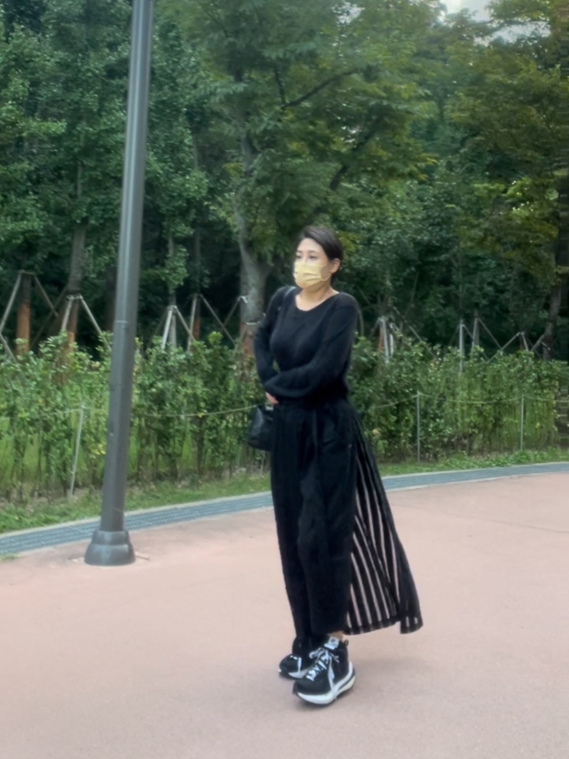 Nike x Sacai x Jean Paul Gaultier VaporWaffle Black White 착용 스타일 - 2