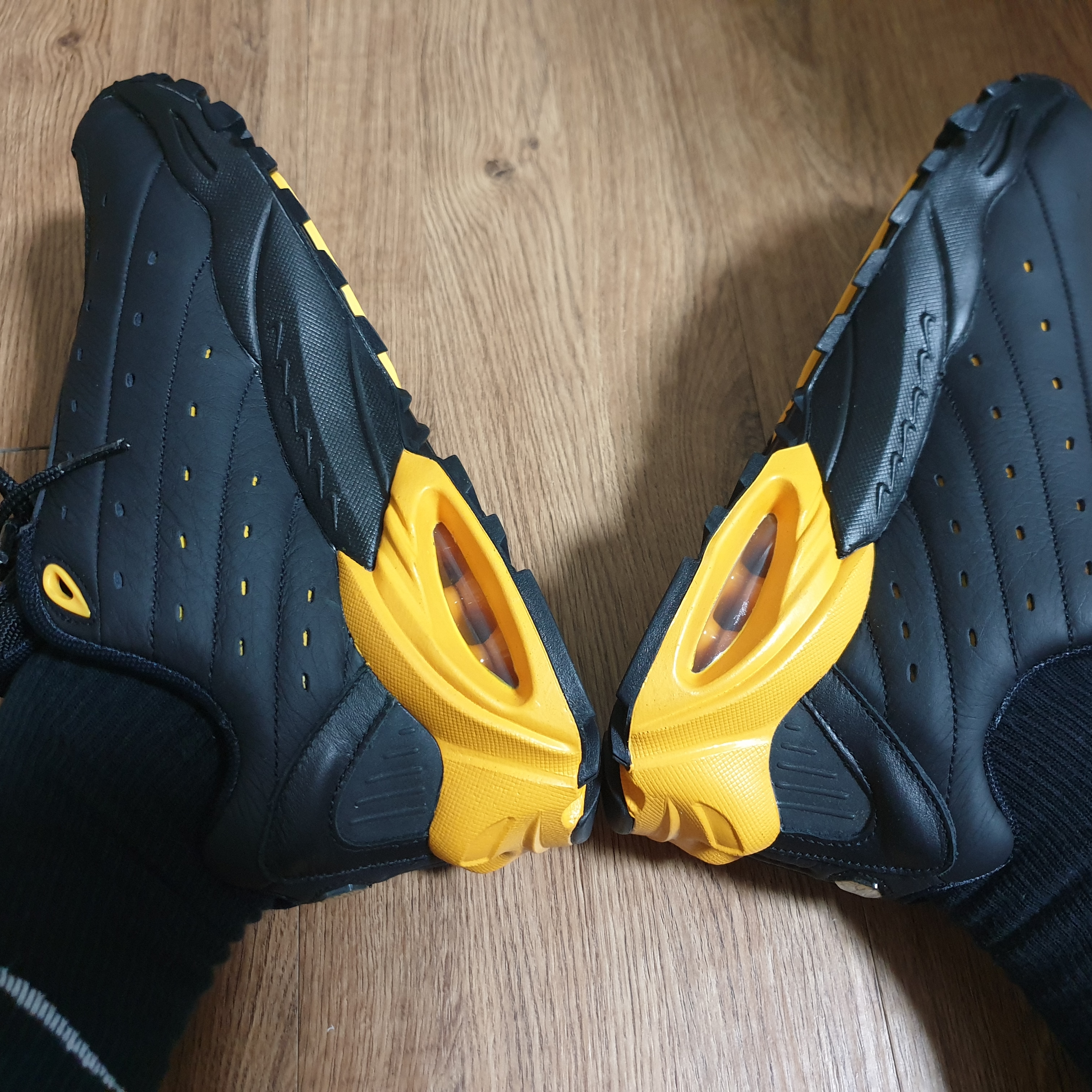 Nike x Drake Nocta Hot Step Air Terra Black and Yellow 착용 스타일 - 2