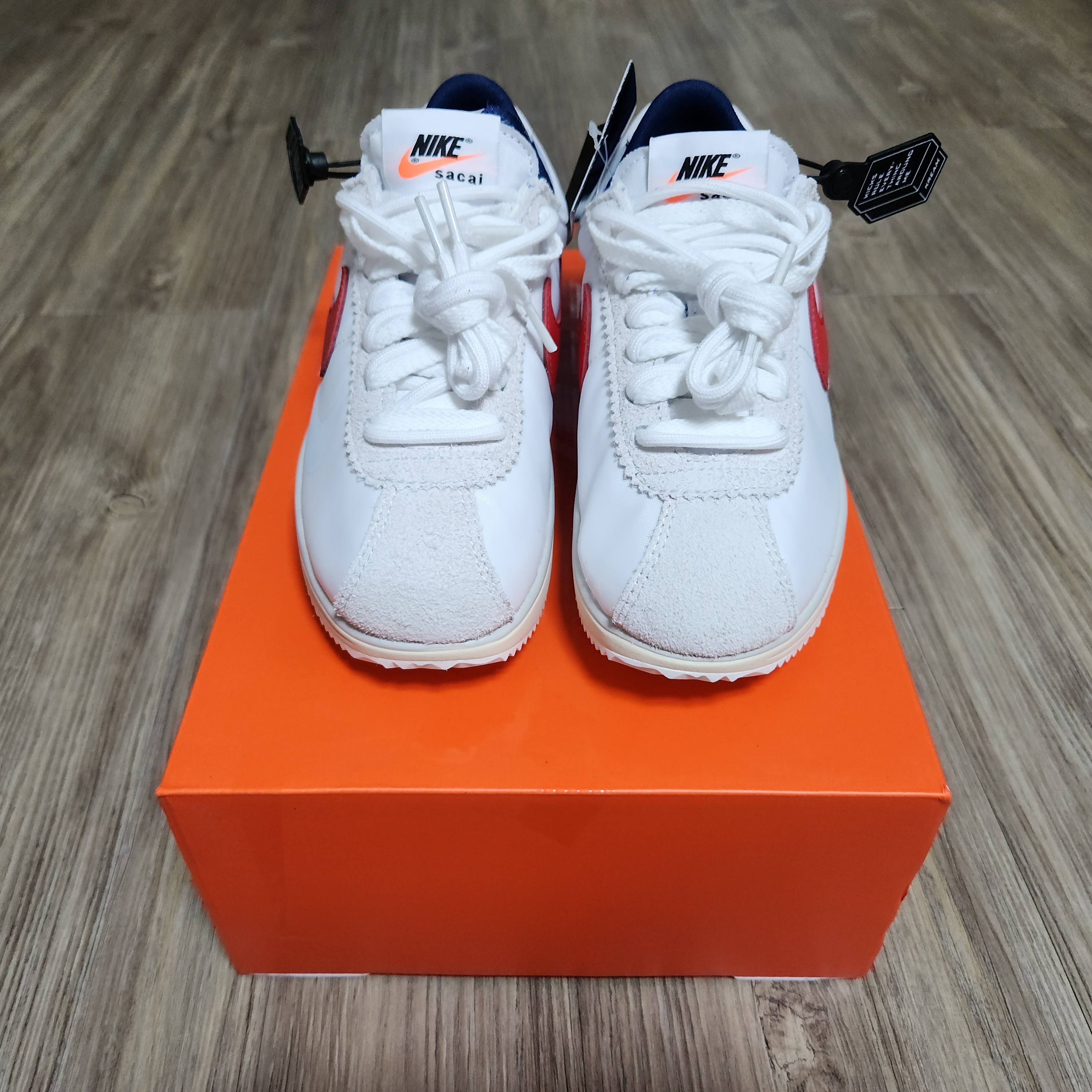 Nike x Sacai Zoom Cortez SP White and University Red 착용 스타일 - 2