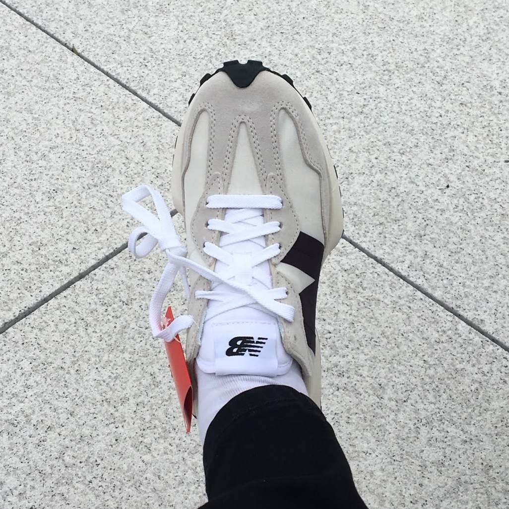 New Balance 327 White Black 착용 스타일