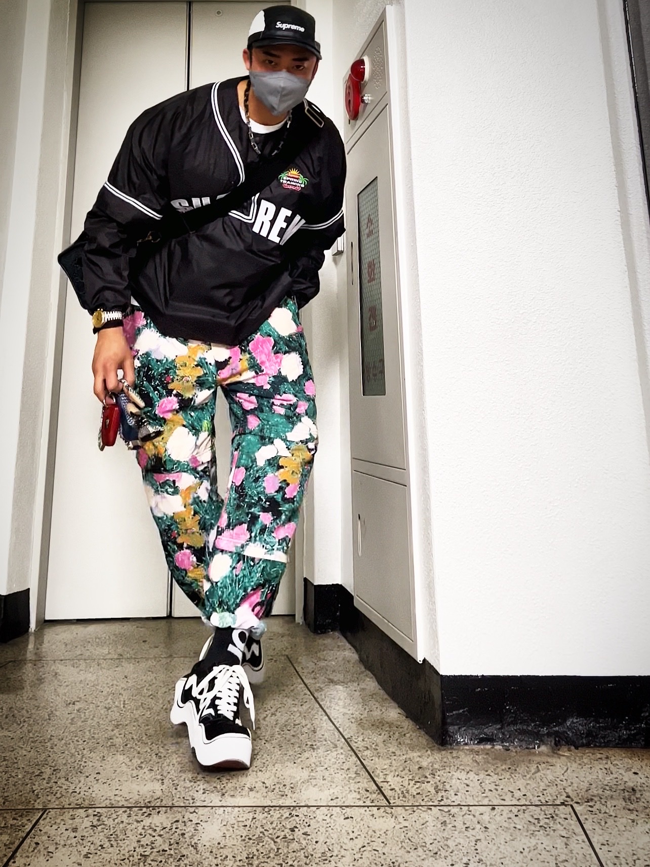 Supreme Snap-Off Sleeve L/S Baseball Top Black - 22SS, Supreme x The North Face Bandana T-Shirt White - 22SS 착용 스타일 - 2