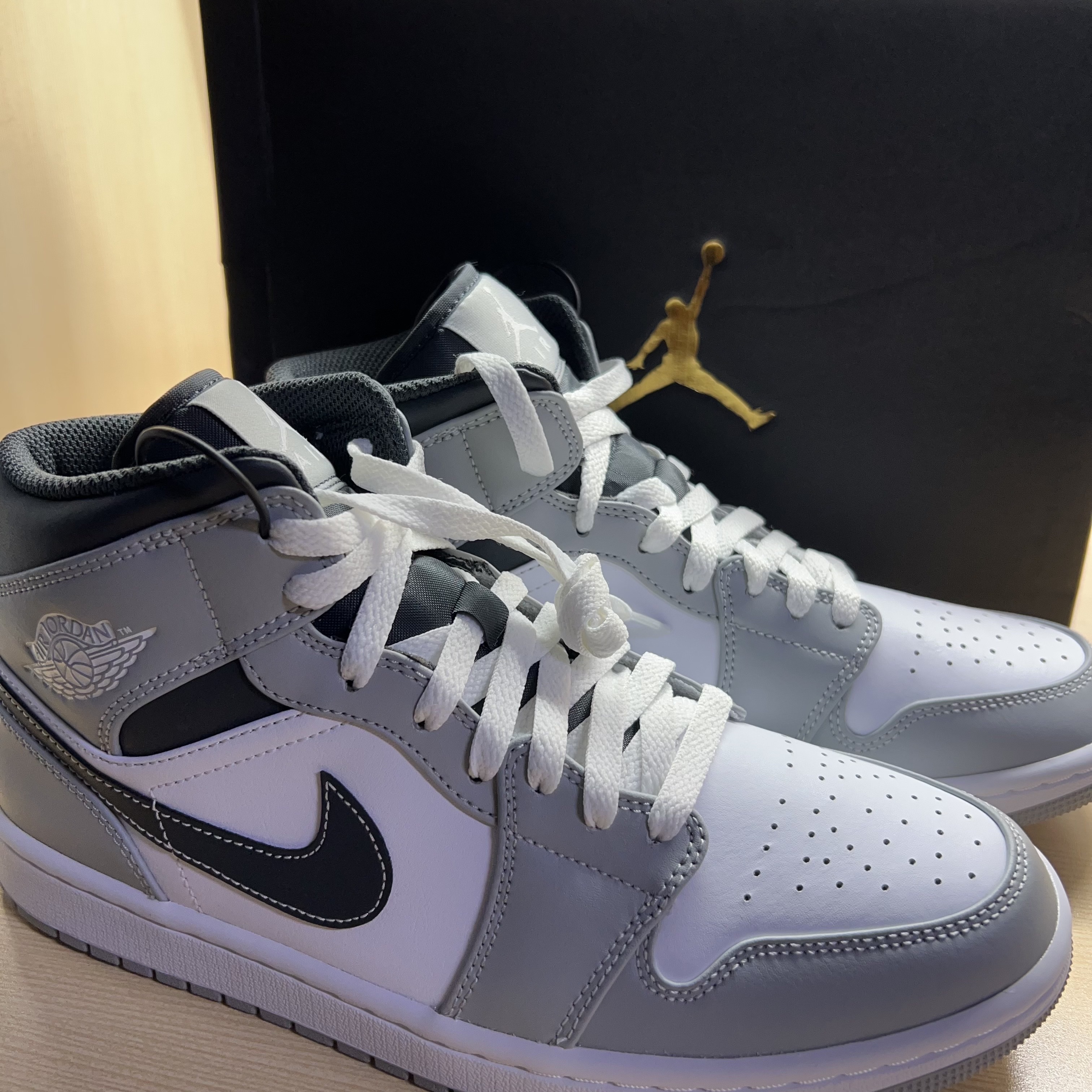 Jordan 1 Mid Light Smoke Grey Anthracite 착용 스타일 - 2