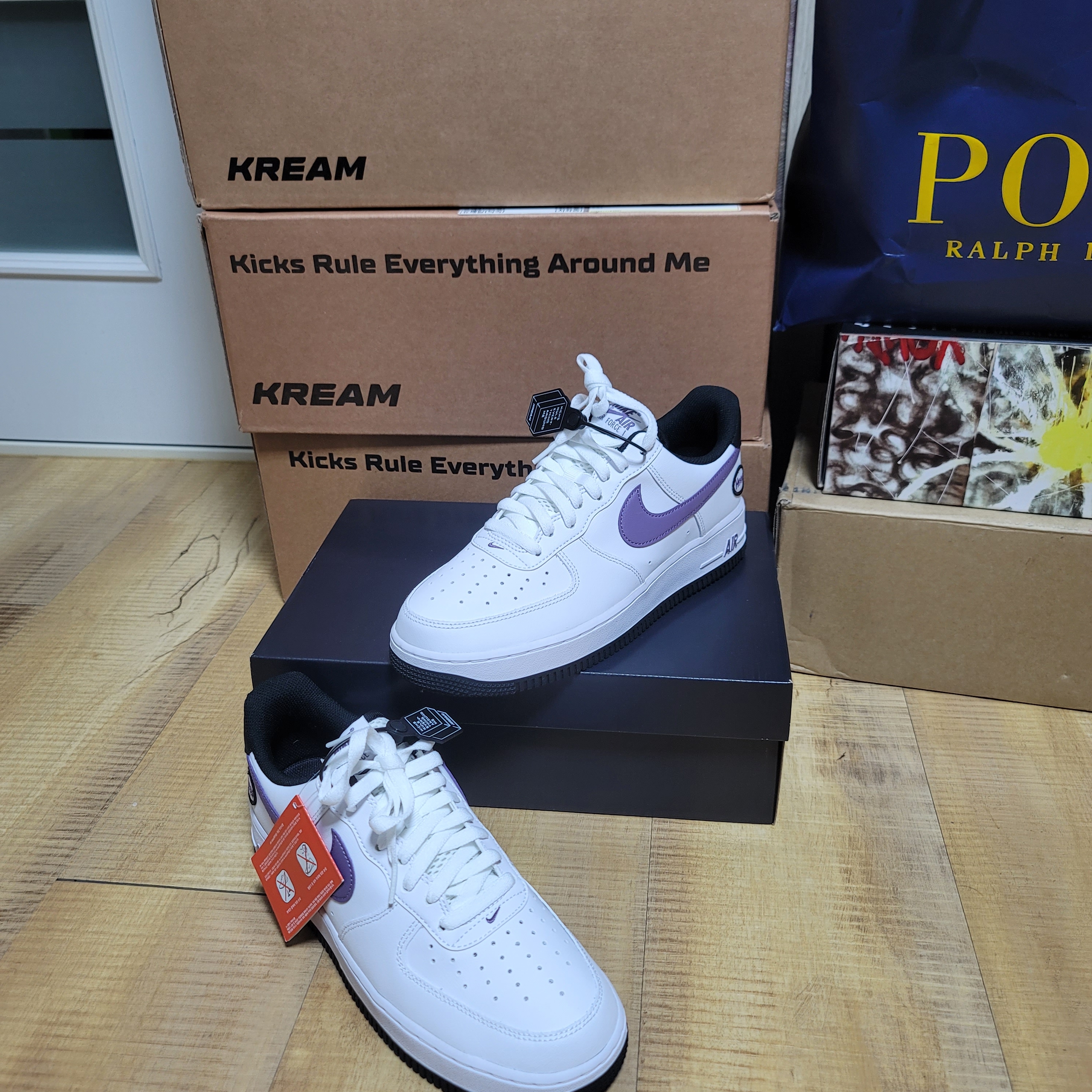 Nike Air Force 1 '07 LV8 Hoops White Canyon Purple 착용 스타일 - 2