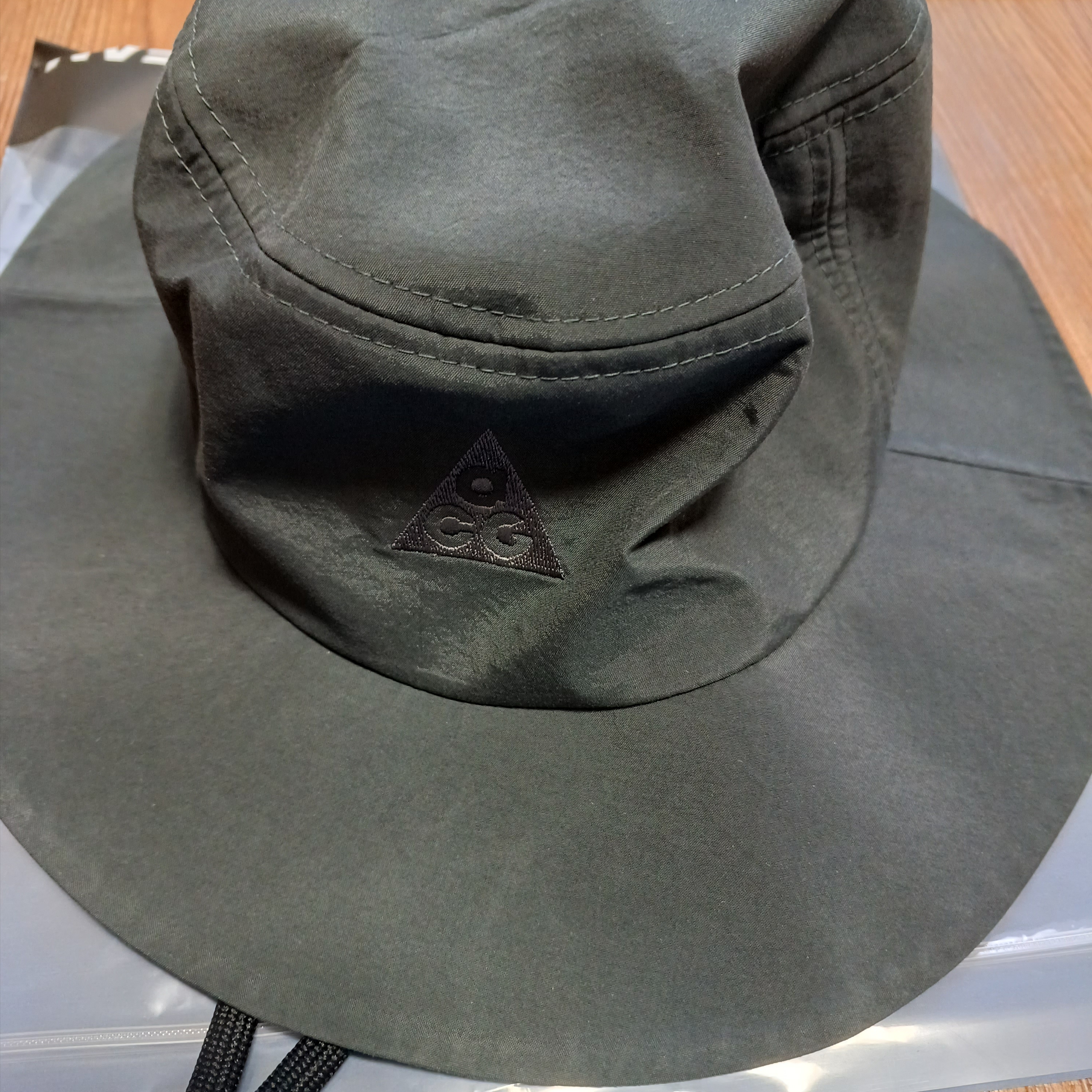 Nike ACG Bucket Dark Smoke Grey 착용 스타일