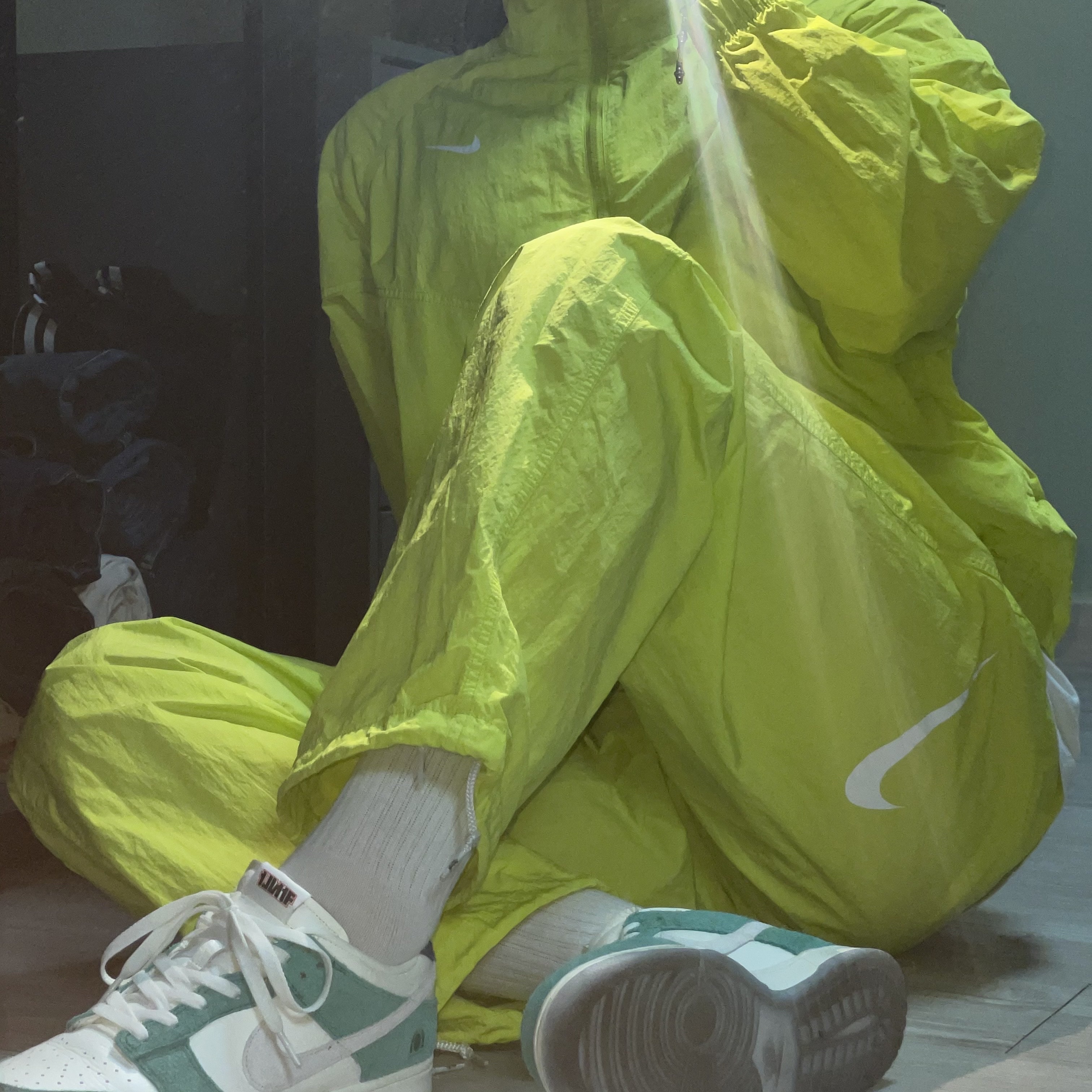 Nike x Stussy Beach Pants Bright Cactus, Nike x Stussy Windrunner Jacket Bright Cactus 착용 스타일
