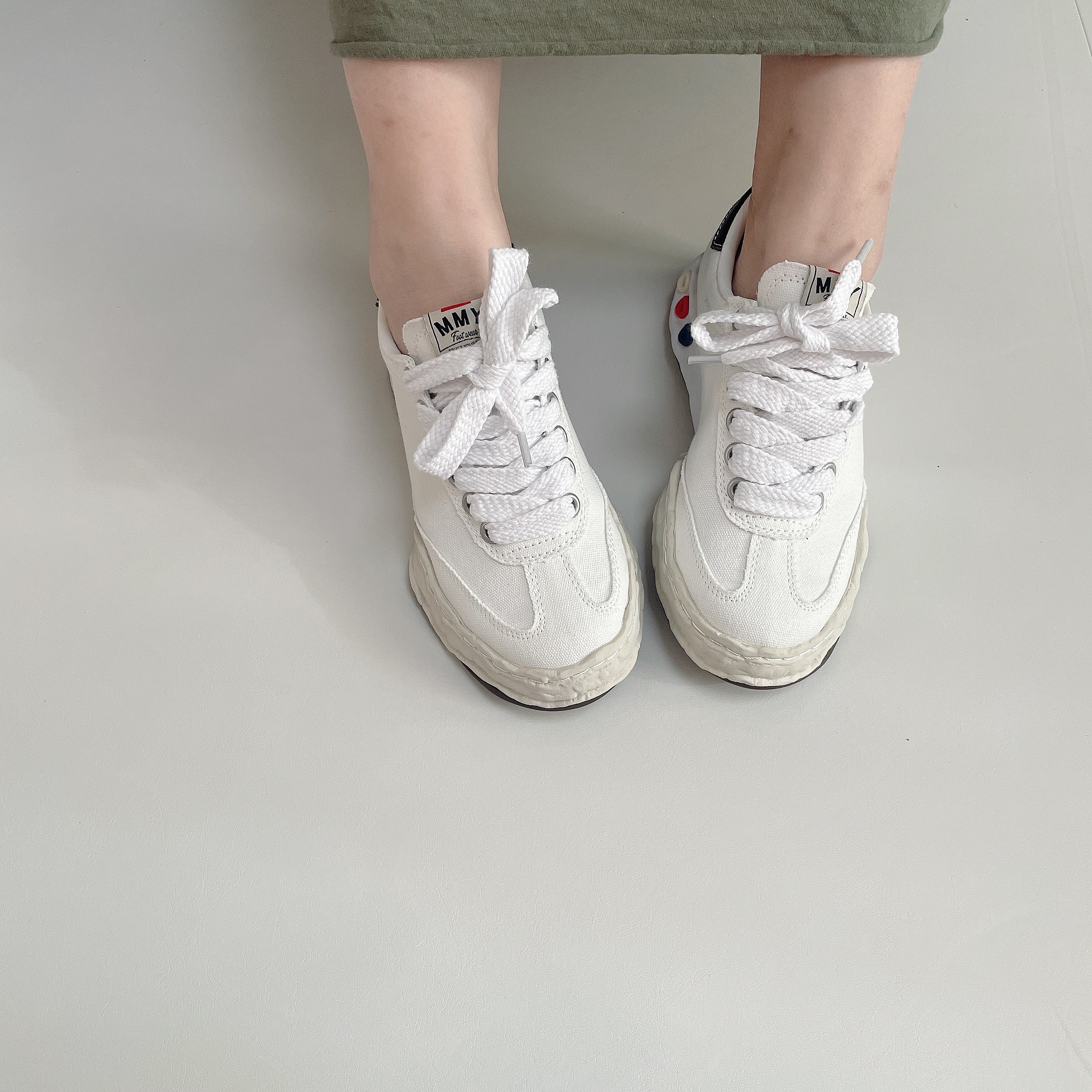 Maison Mihara Yasuhiro Herbie OG Sole Canvas Low-top Sneakers White 착용 스타일 - 1