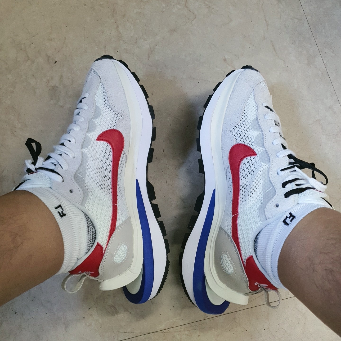 Nike x Sacai VaporWaffle Royal Fuchsia 착용 스타일 - 1