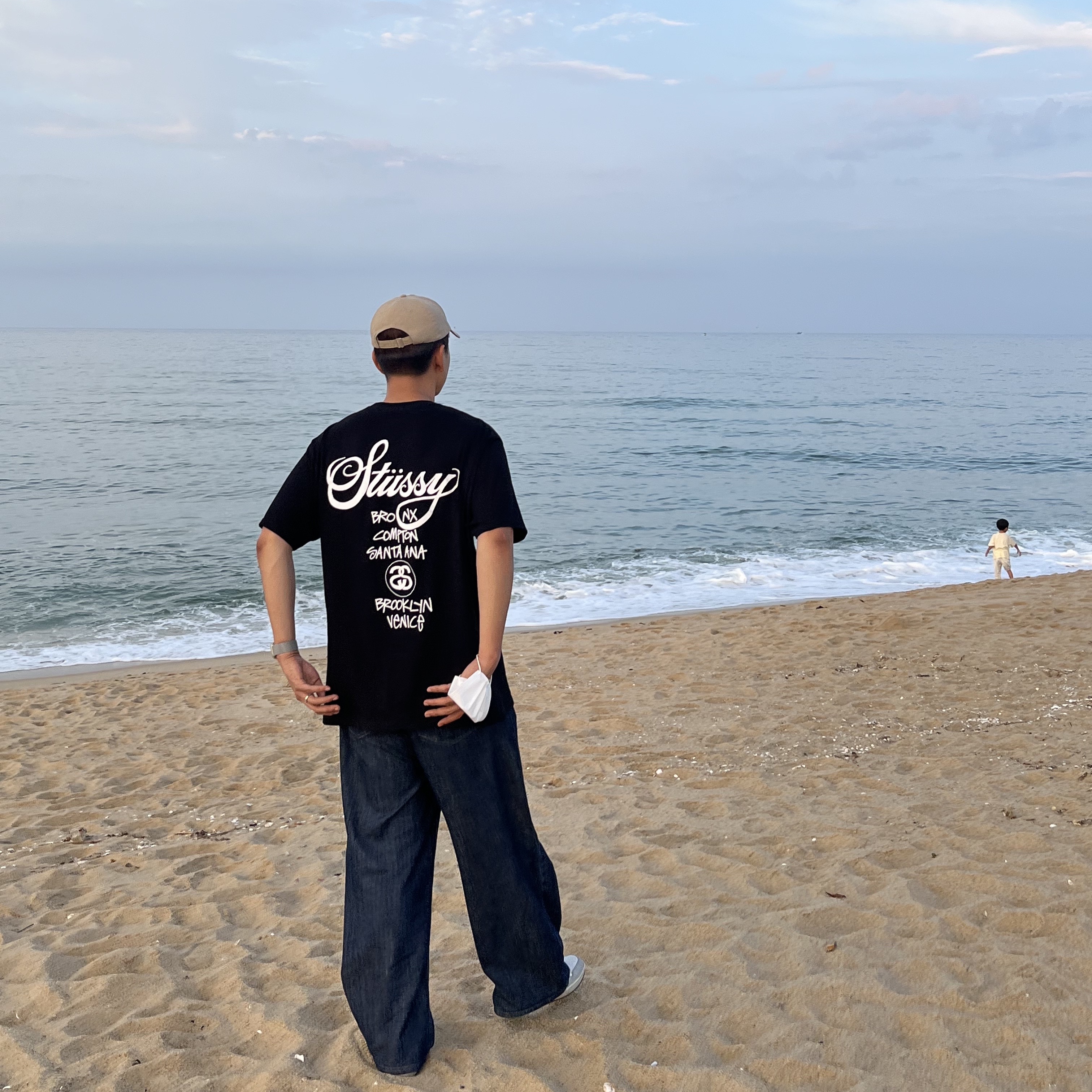 Stussy World Tour T-Shirt Black, Jordan 1 Low Light Smoke Grey 착용 스타일