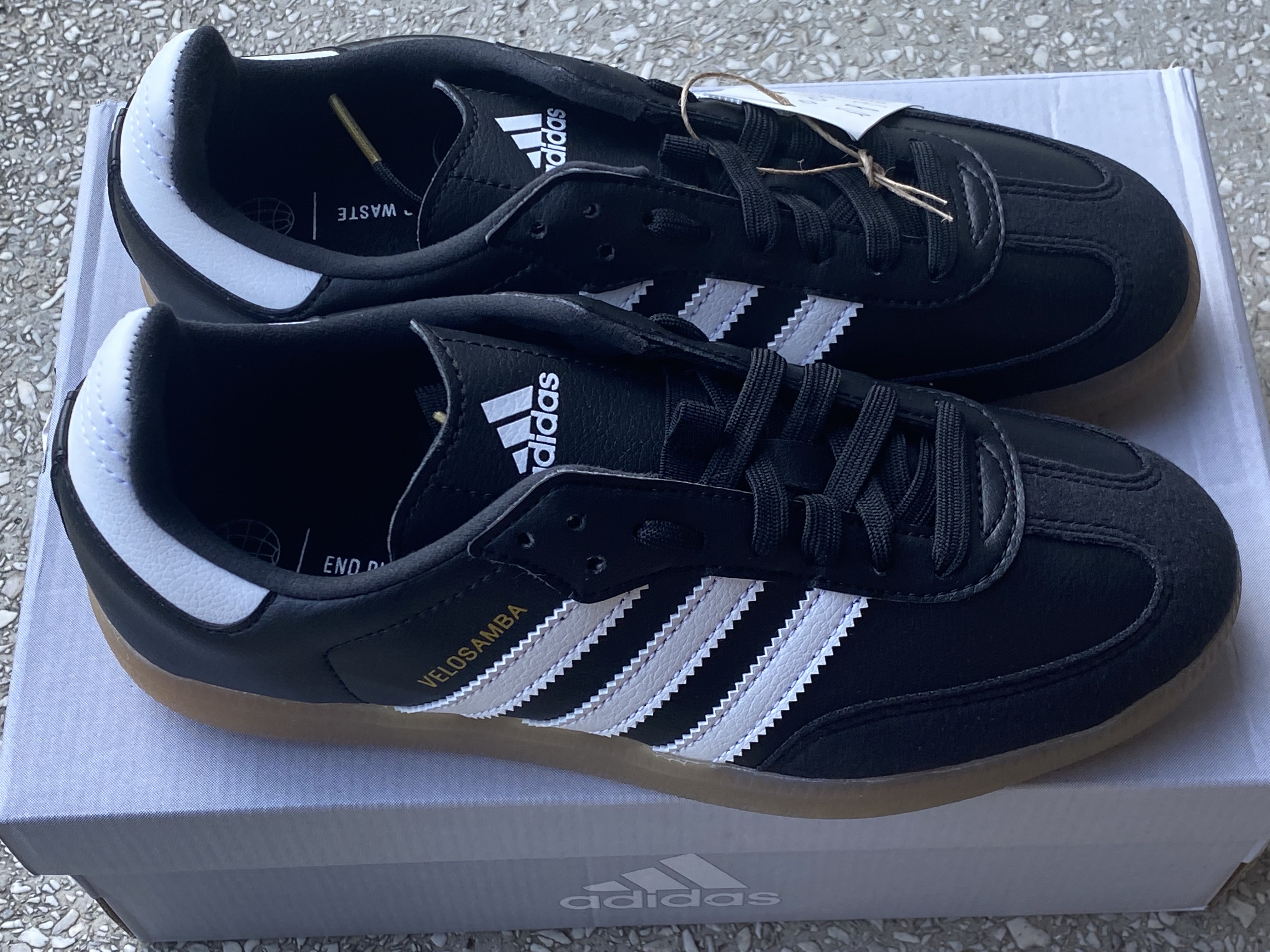 Adidas Velosamba Vegan Cycling Core Black 착용 스타일 - 3