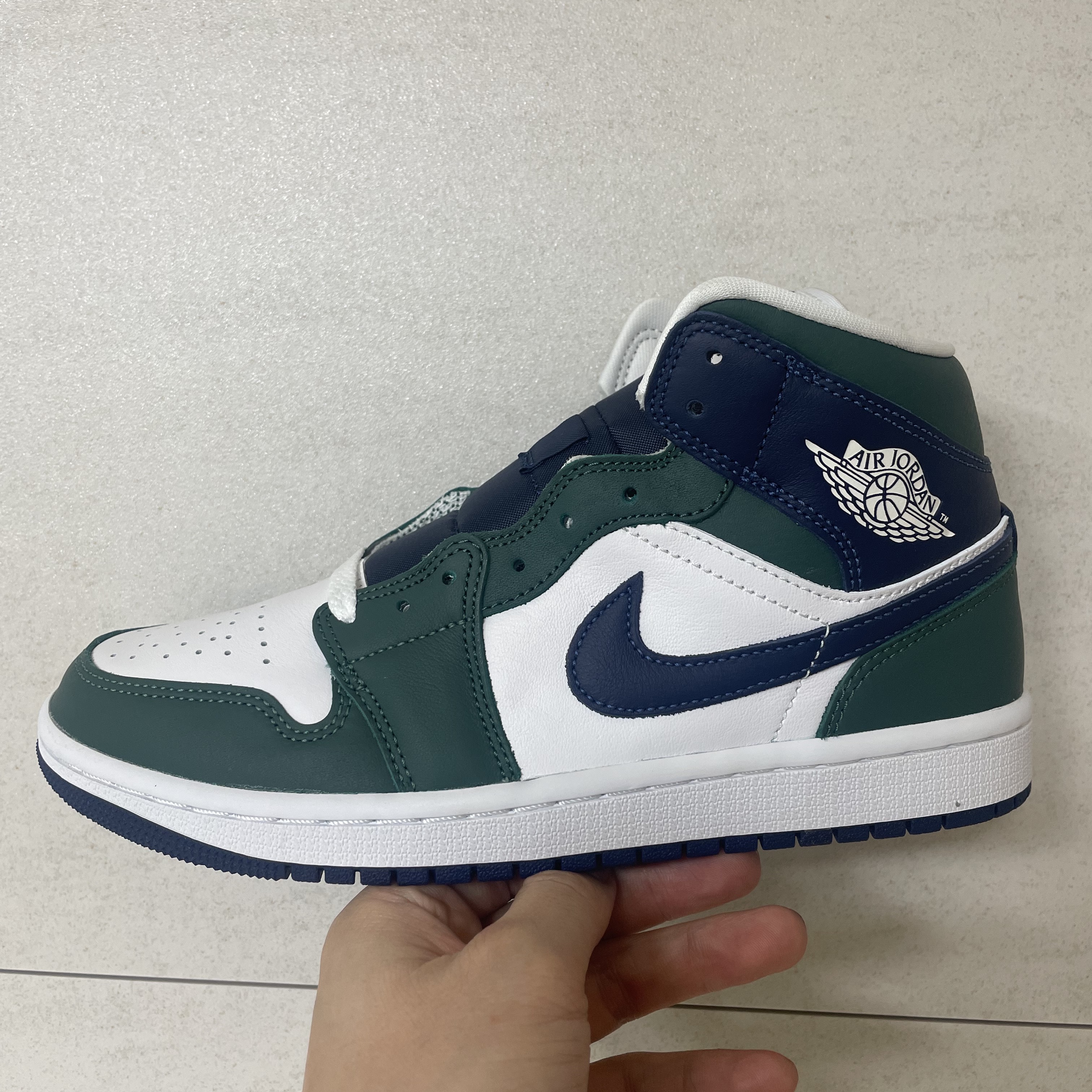 (W) Jordan 1 Mid SE Noble Green 착용 스타일 - 1