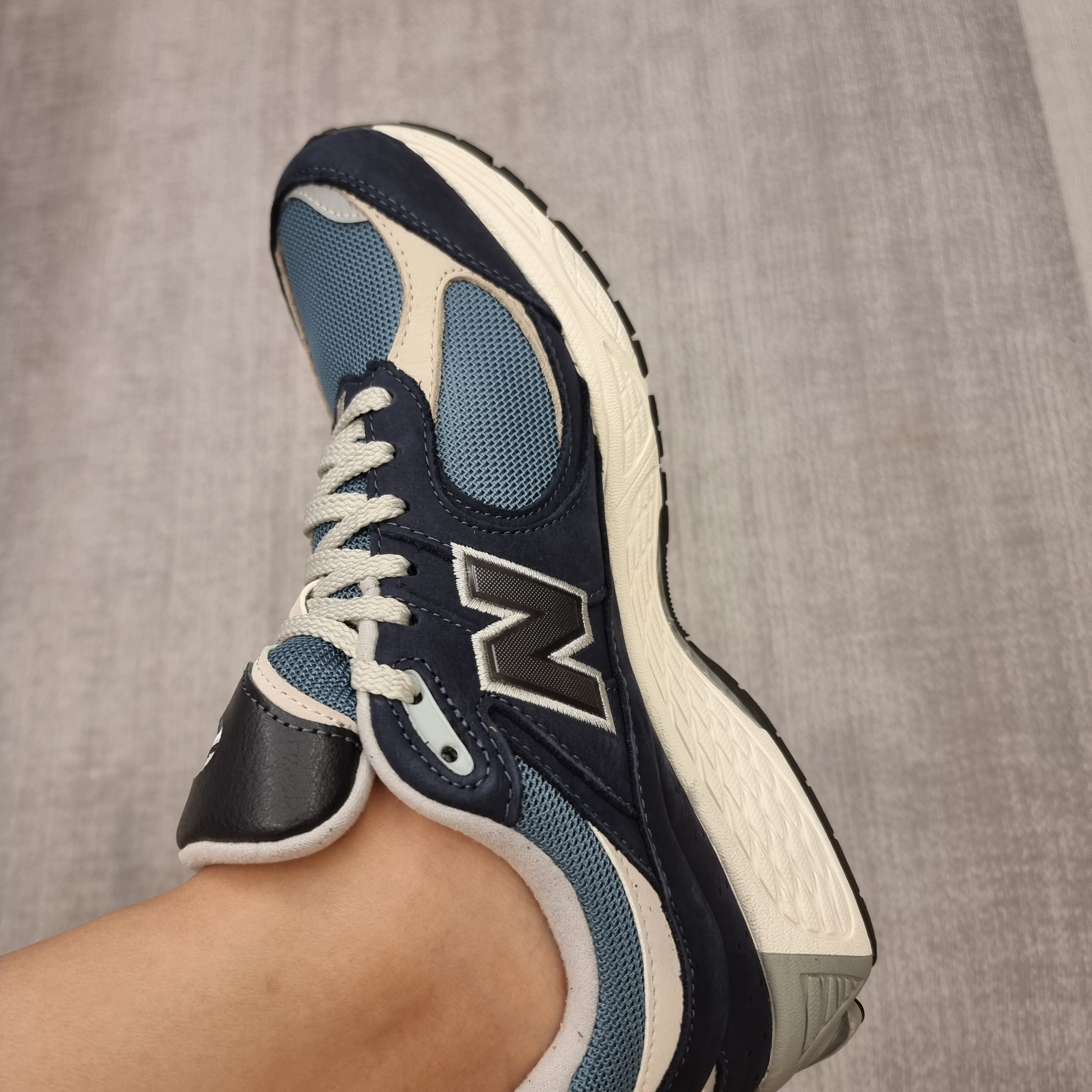 New Balance 2002R Dark Navy 착용 스타일 - 2