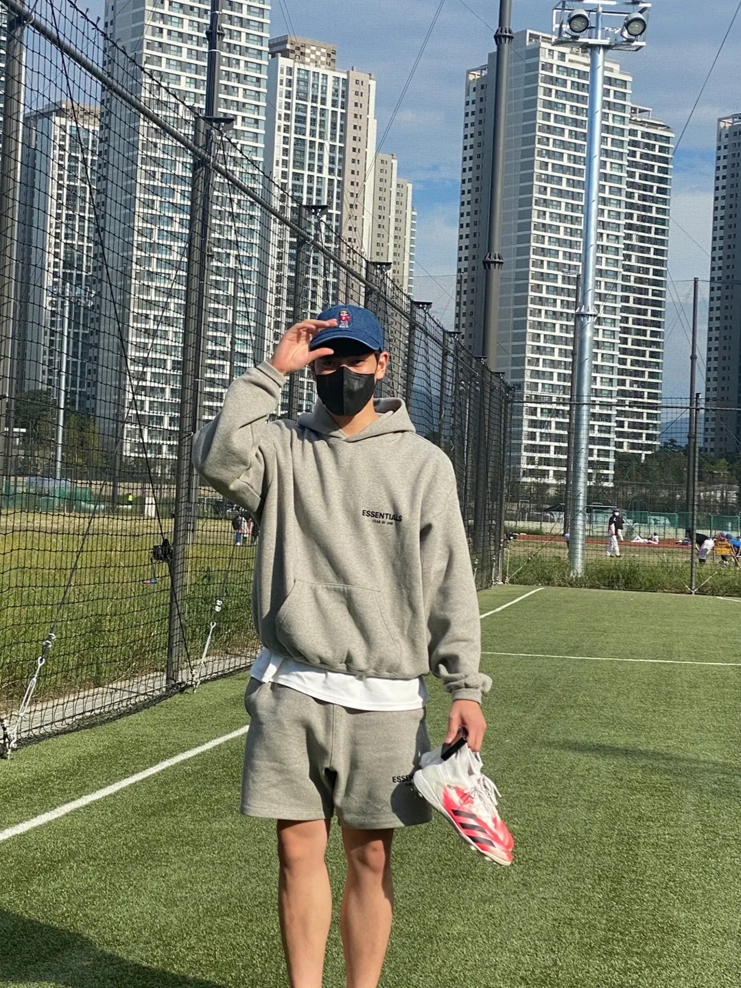 Essentials The Core Collection Hoodie Dark Oatmeal, Essentials The Core Collection Sweatshorts Dark Oatmeal 착용 스타일 - 2