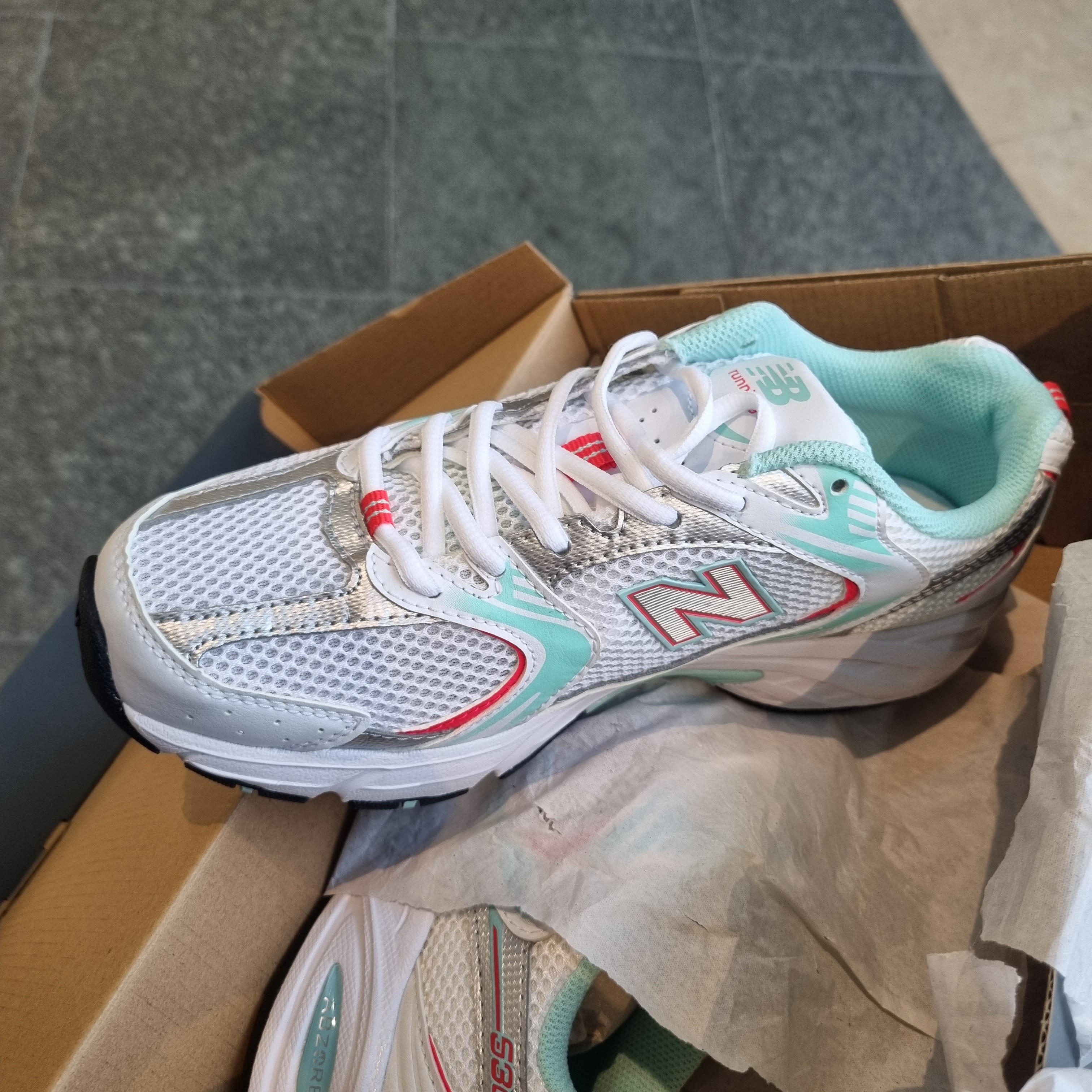 New Balance 530 White Turquoise 착용 스타일