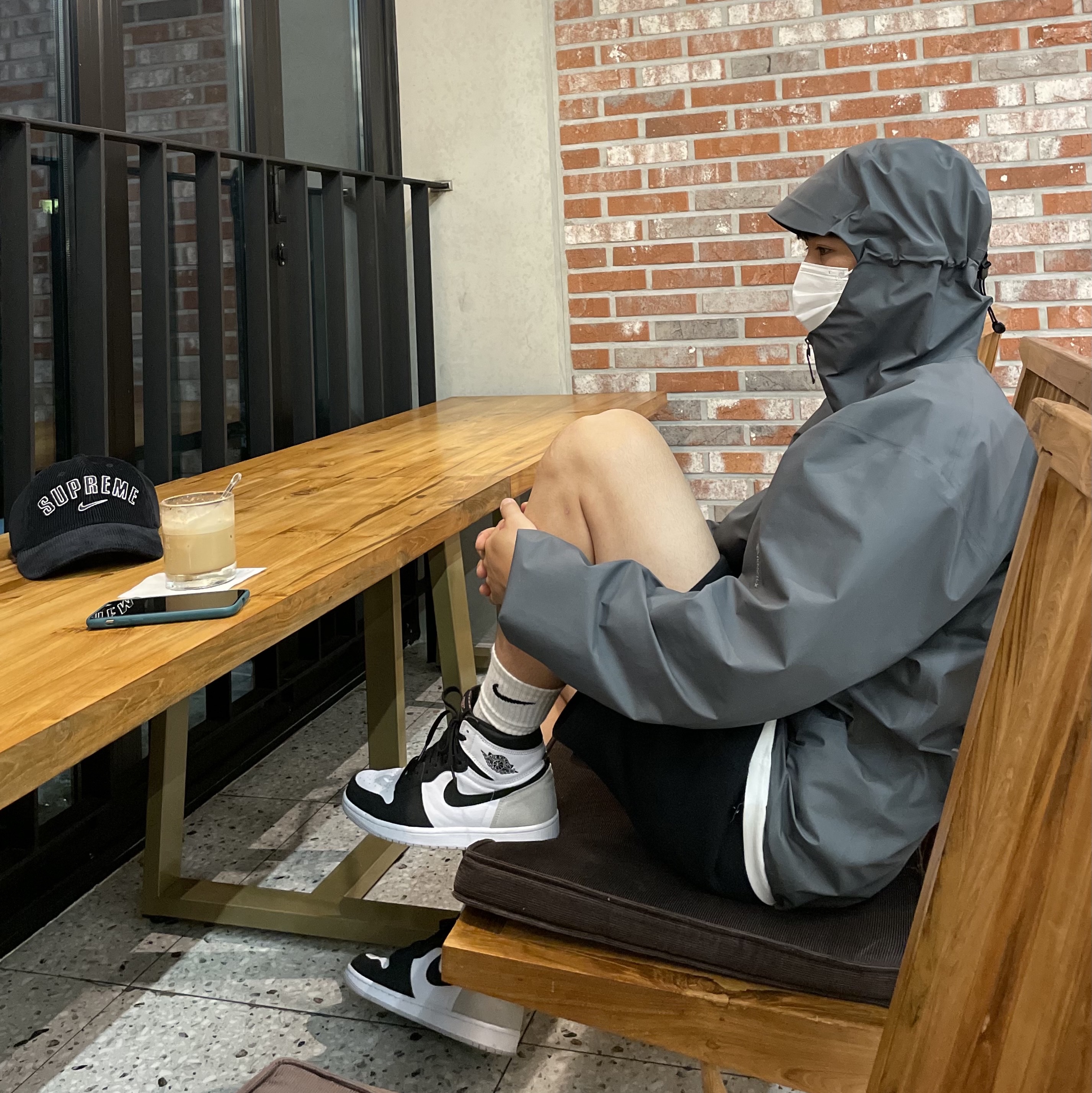 Arc'teryx Beta Jacket Cloud, Jordan 1 Retro High OG Bleached Coral 착용 스타일 - 1