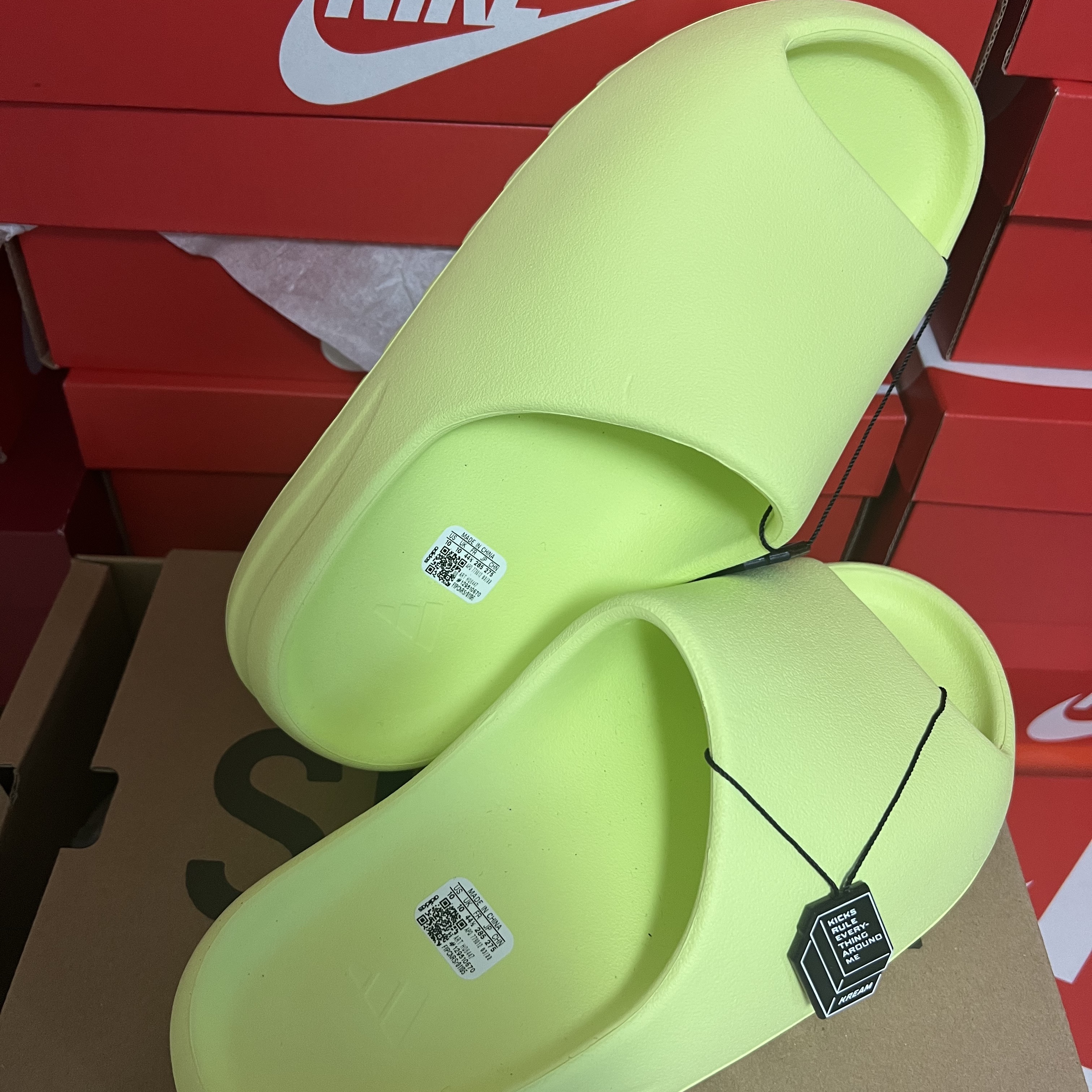 Adidas Yeezy Slide Glow Green 2022/2023 착용 스타일