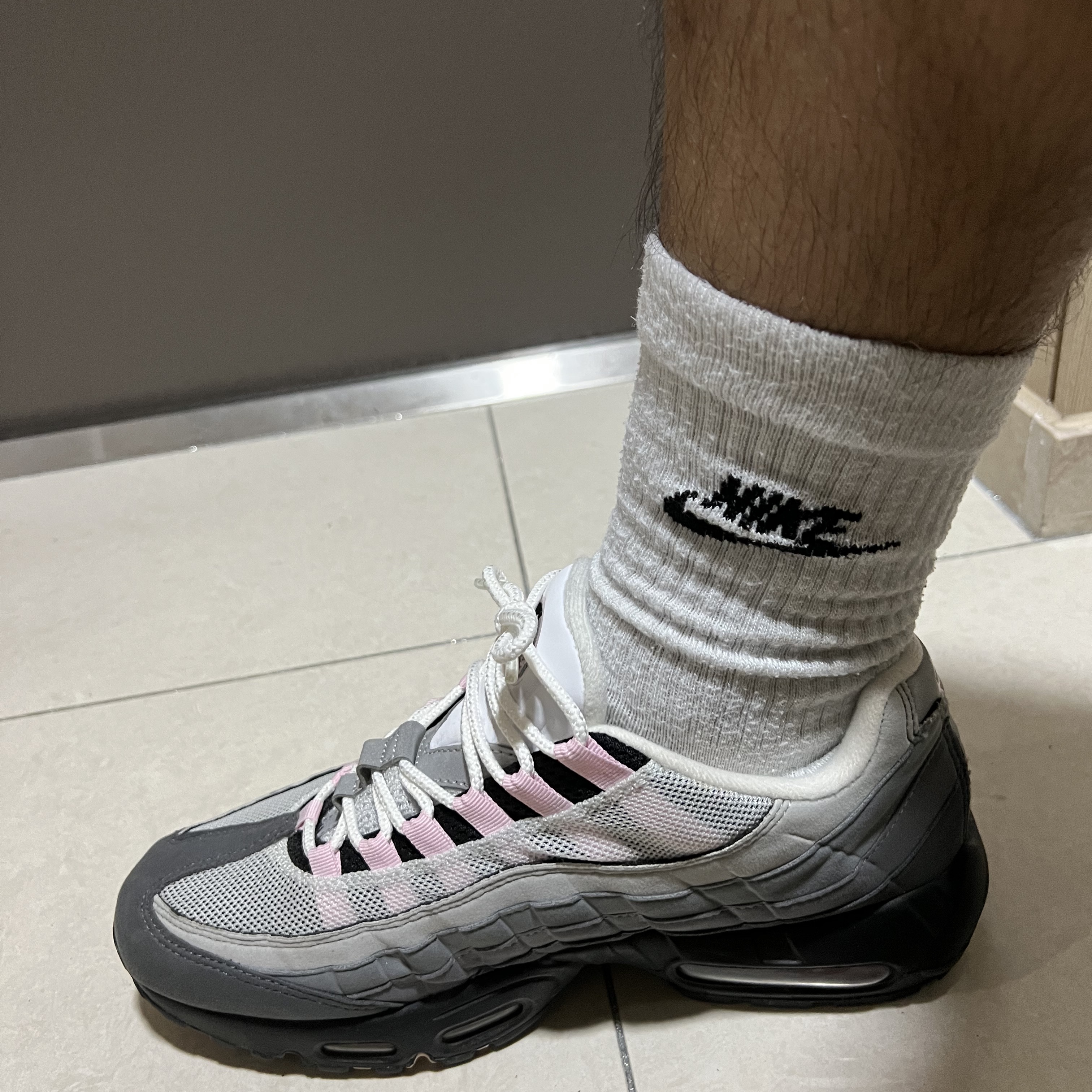 Nike Air Max 95 Gunsmoke Pink Foam 착용 스타일 - 1