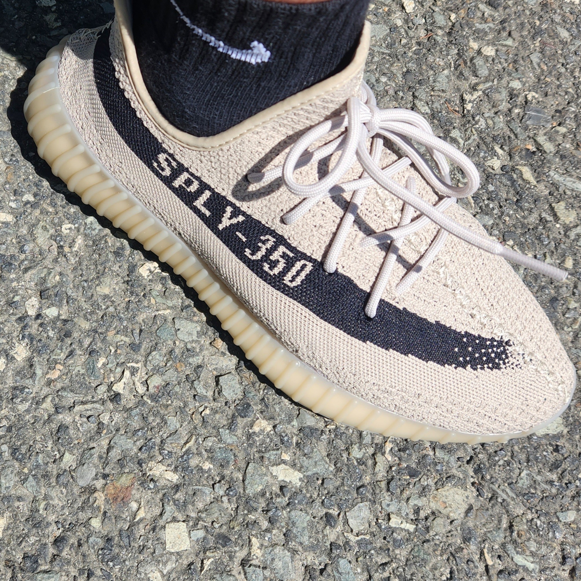 Adidas Yeezy Boost 350 V2 Slate Core Black 2022/2023 착용 스타일 - 1