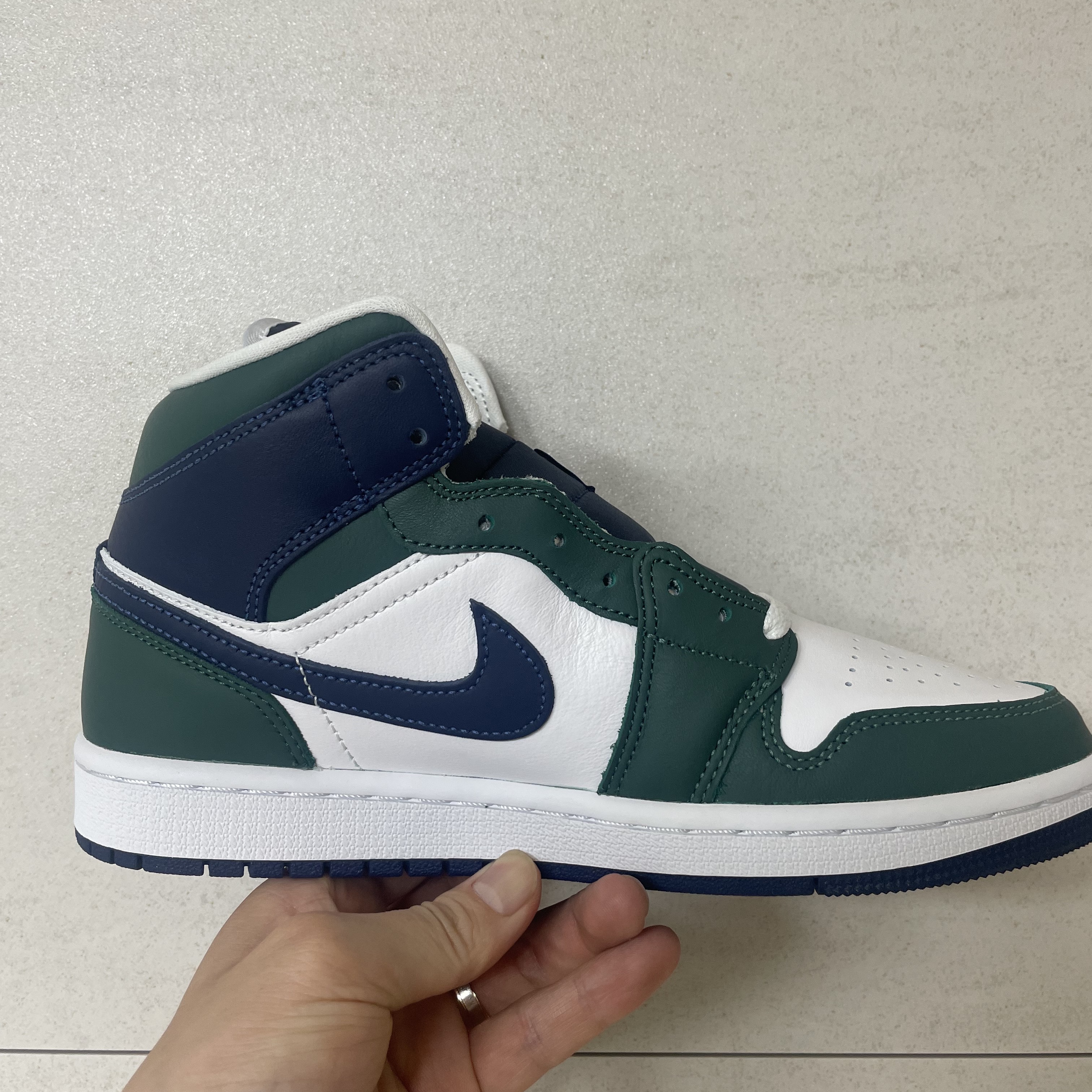 (W) Jordan 1 Mid SE Noble Green 착용 스타일 - 2