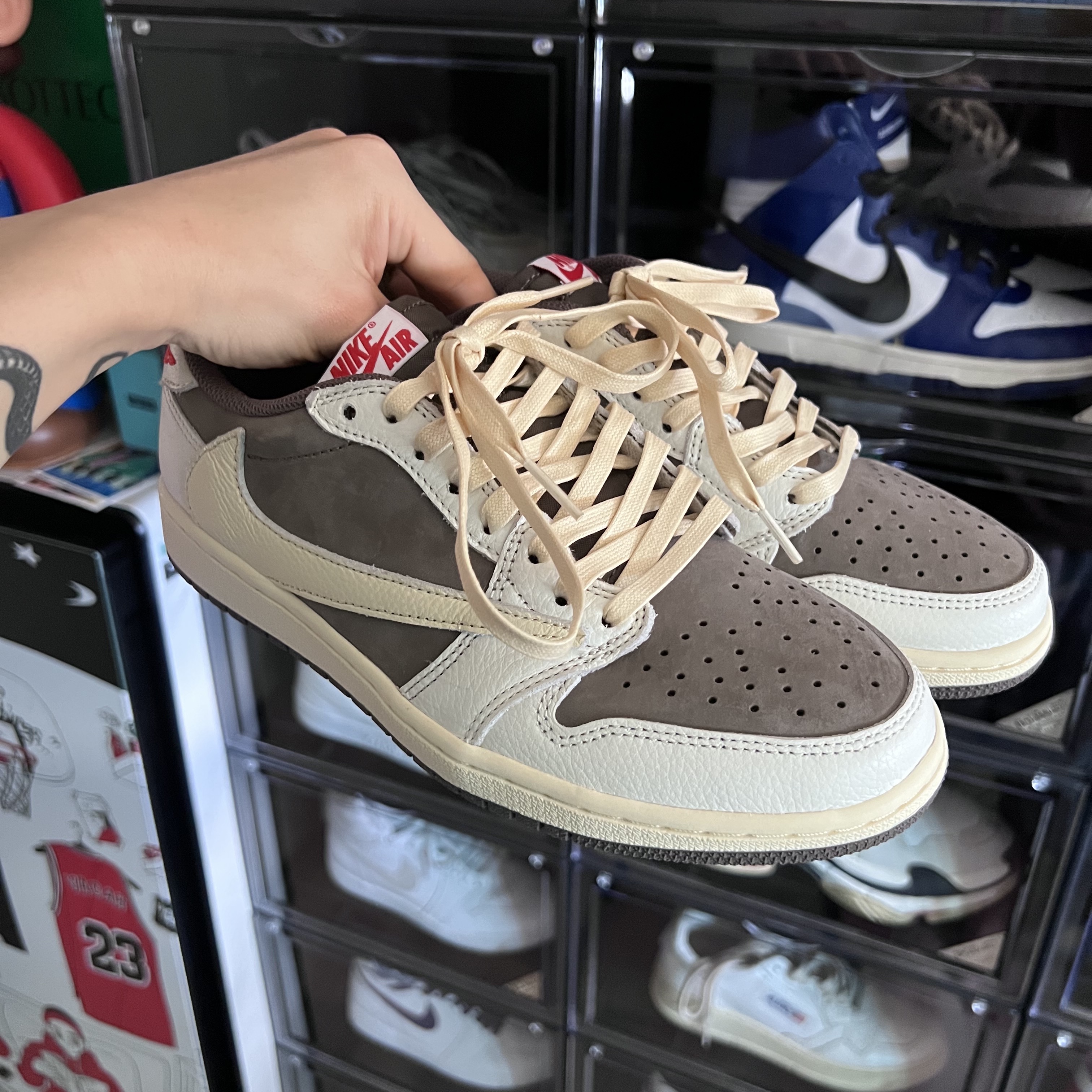 Jordan 1 x Travis Scott Retro Low OG SP Sail and Ridgerock, Jordan 1 x Travis Scott x Fragment Retro Low OG SP Military Blue 착용 스타일 - 2