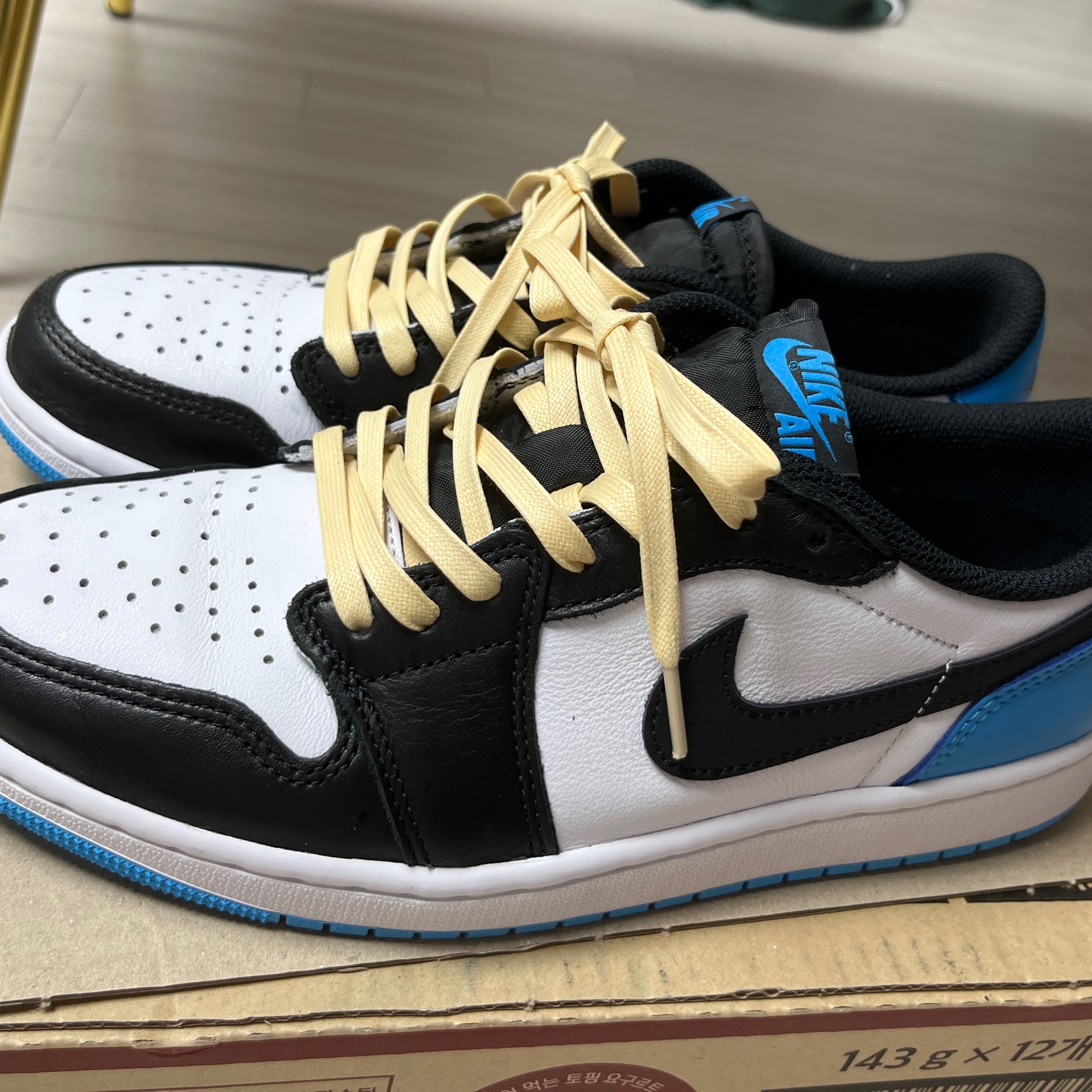 Jordan 1 Retro Low OG Black and Dark Powder Blue 착용 스타일 - 5