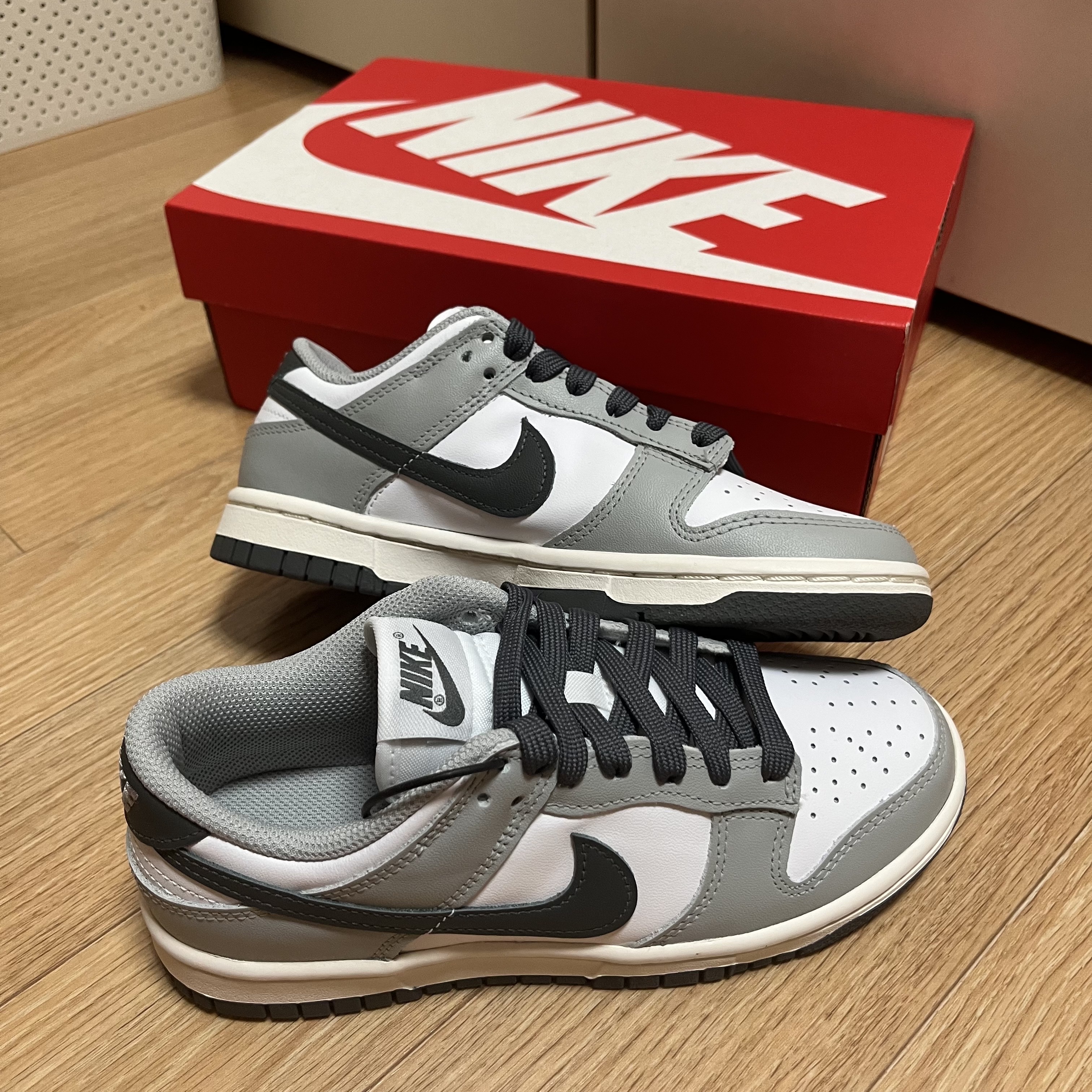 (W) Nike Dunk Low Light Smoke Grey 착용 스타일 - 1