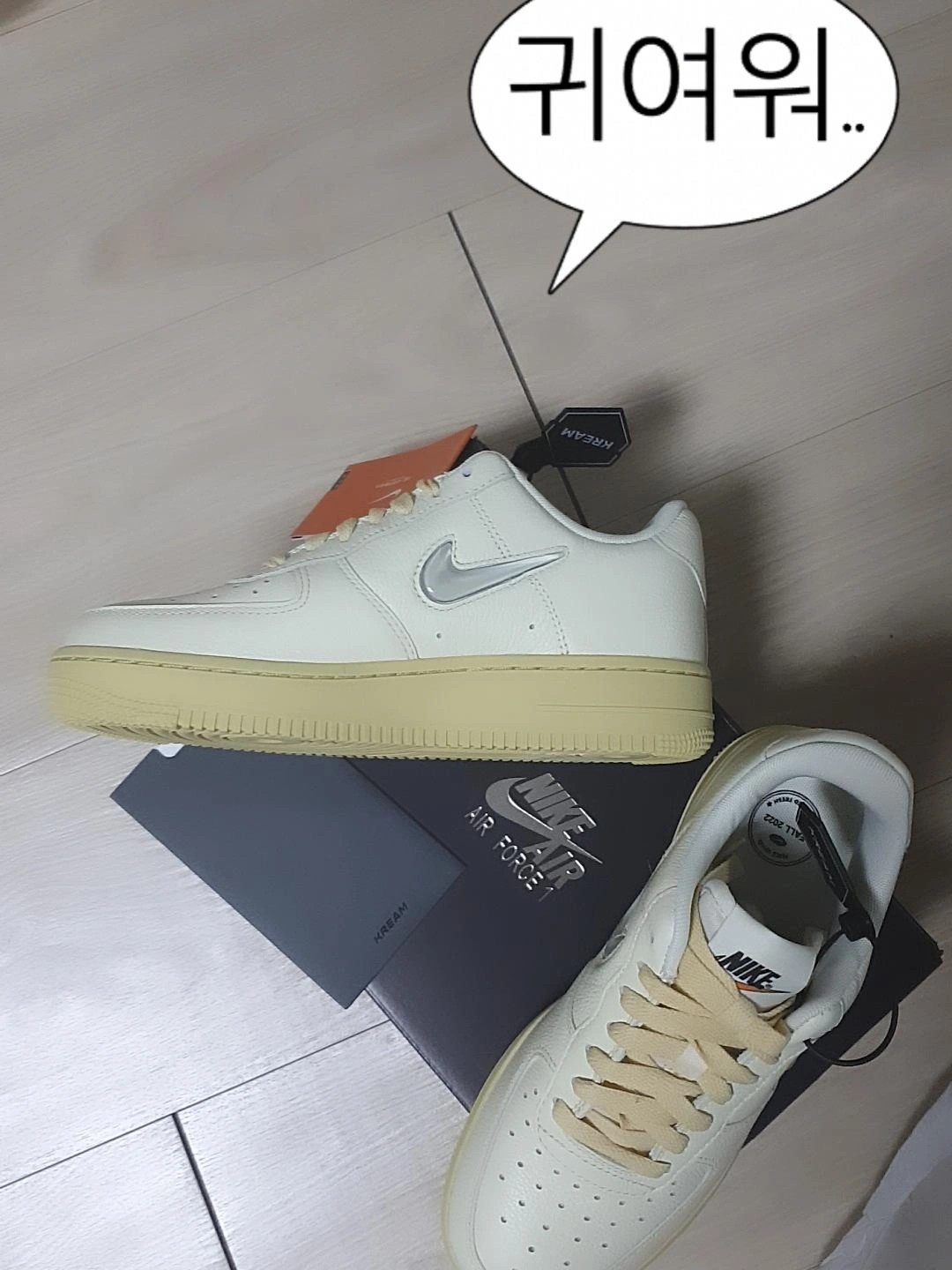 (W) Nike Air Force 1 '07 LX Coconut Milk and Lemon Wash 착용 스타일 - 1